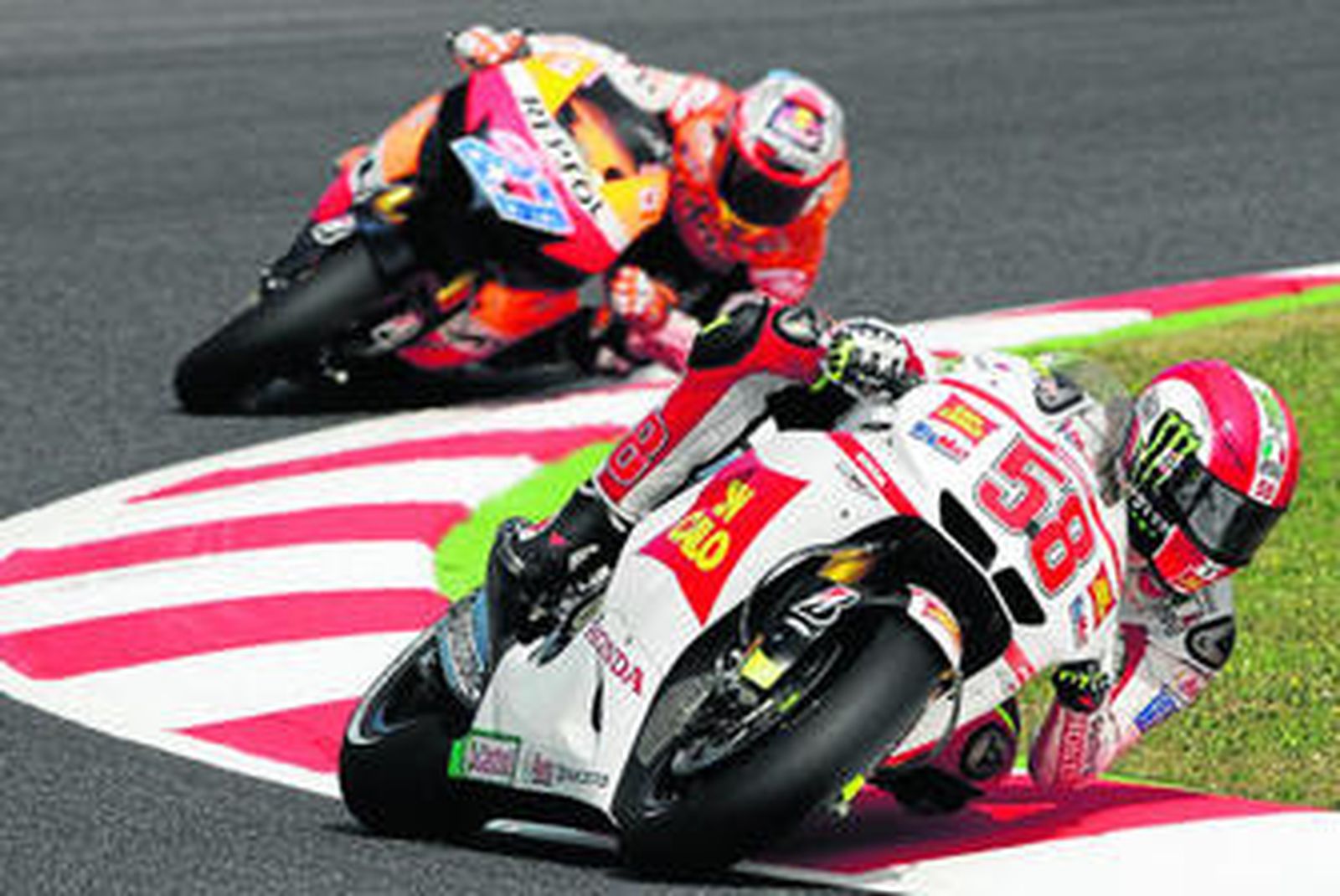 Simoncelli toma una curva durante la calificación del Gran Premio de Cataluña, justo por delante del australiano Casey Stoner.