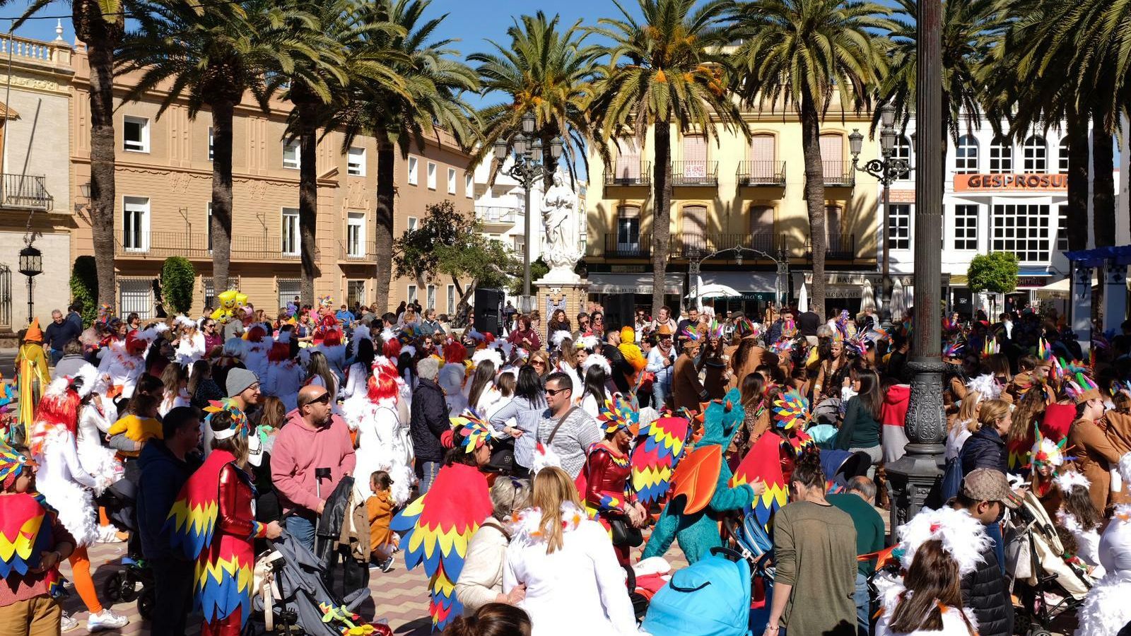 Ambiente carnavalero en la plaza del Ayuntamiento.