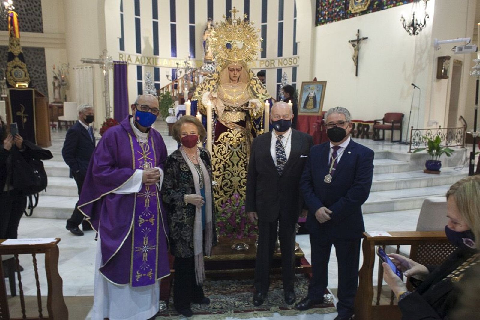 El sacerdote salesiano junto al matrimonio Domecq y el hermano mayor de la corporación.