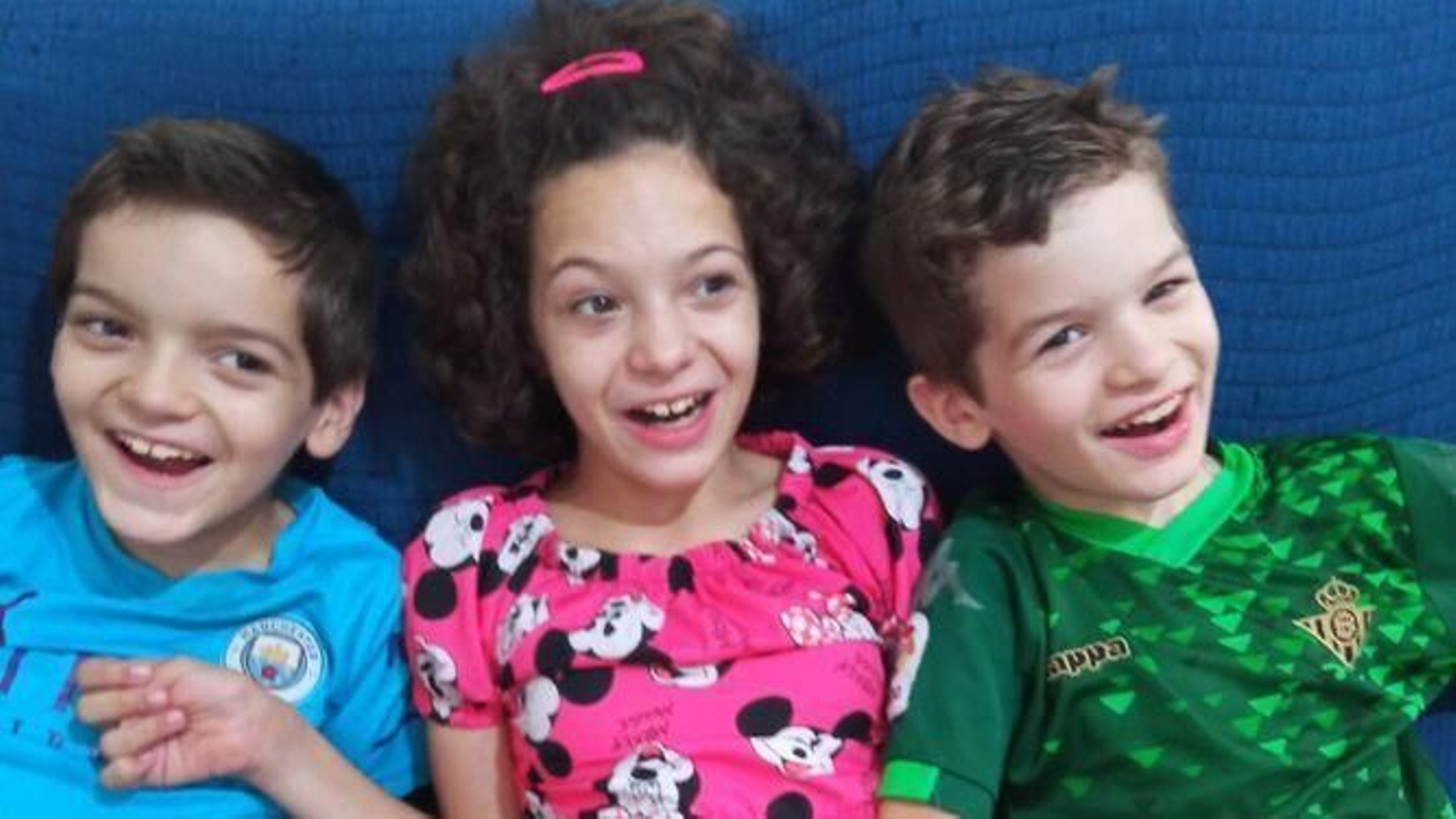 Los tres hermanos de Espartinas que padecen la enfermedad y cuya familia ha pedido ayuda para el ensayo clínico.