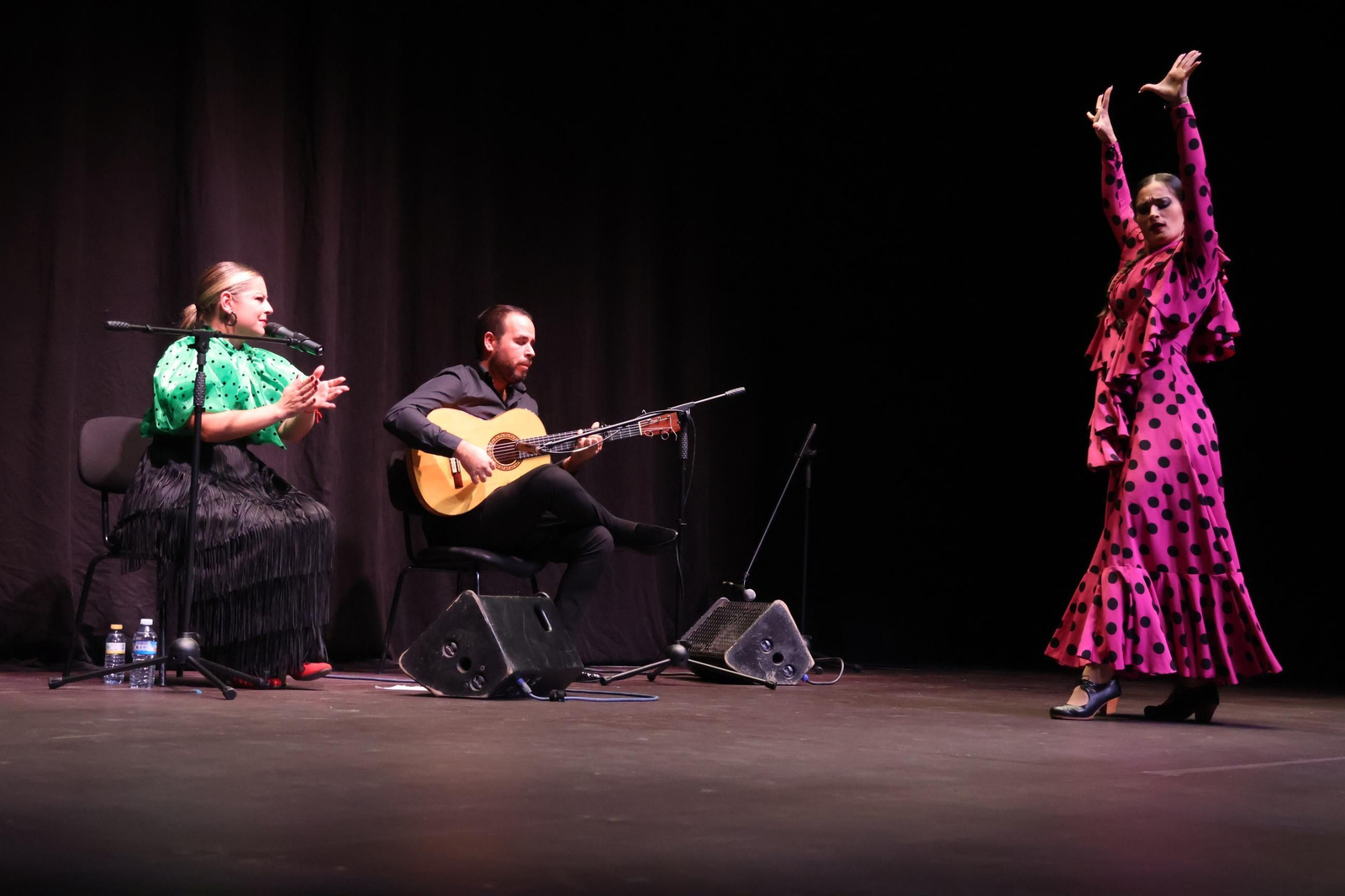 MariÁngeles Fernández acompañada por Rubén Heredia a la guitarra.