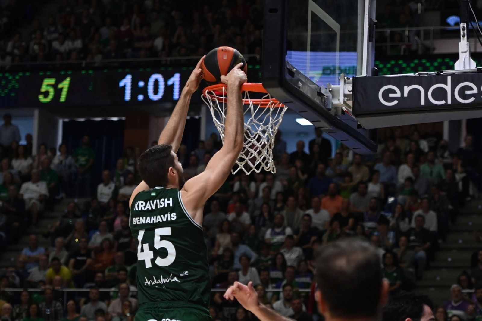 Kravish machacando el aro.