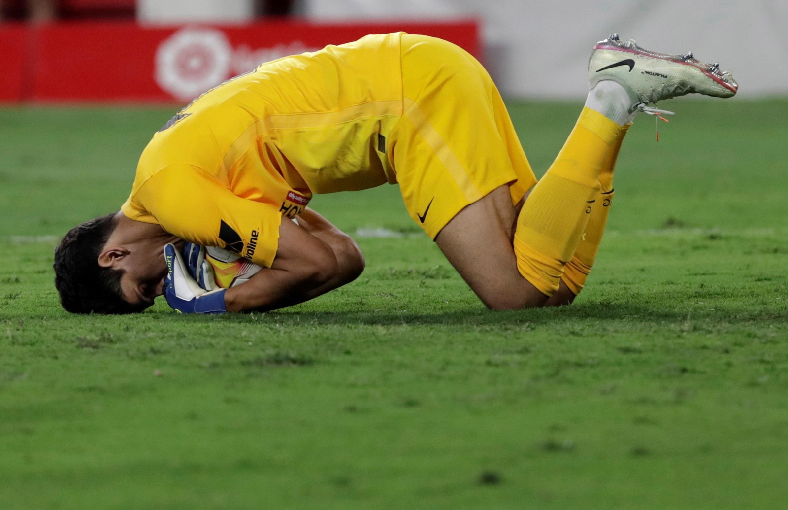 Bono arropa con seguridad un balón en un partido de Liga.