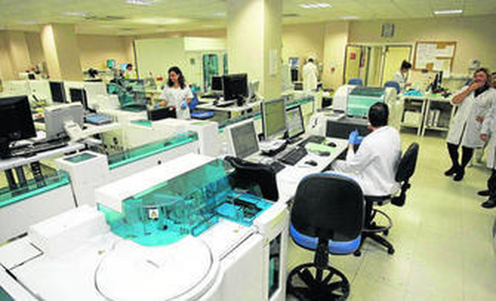 Una de las profesionales en el nuevo laboratorio de Biología Molecular del Hospital Torrecárdenas. .