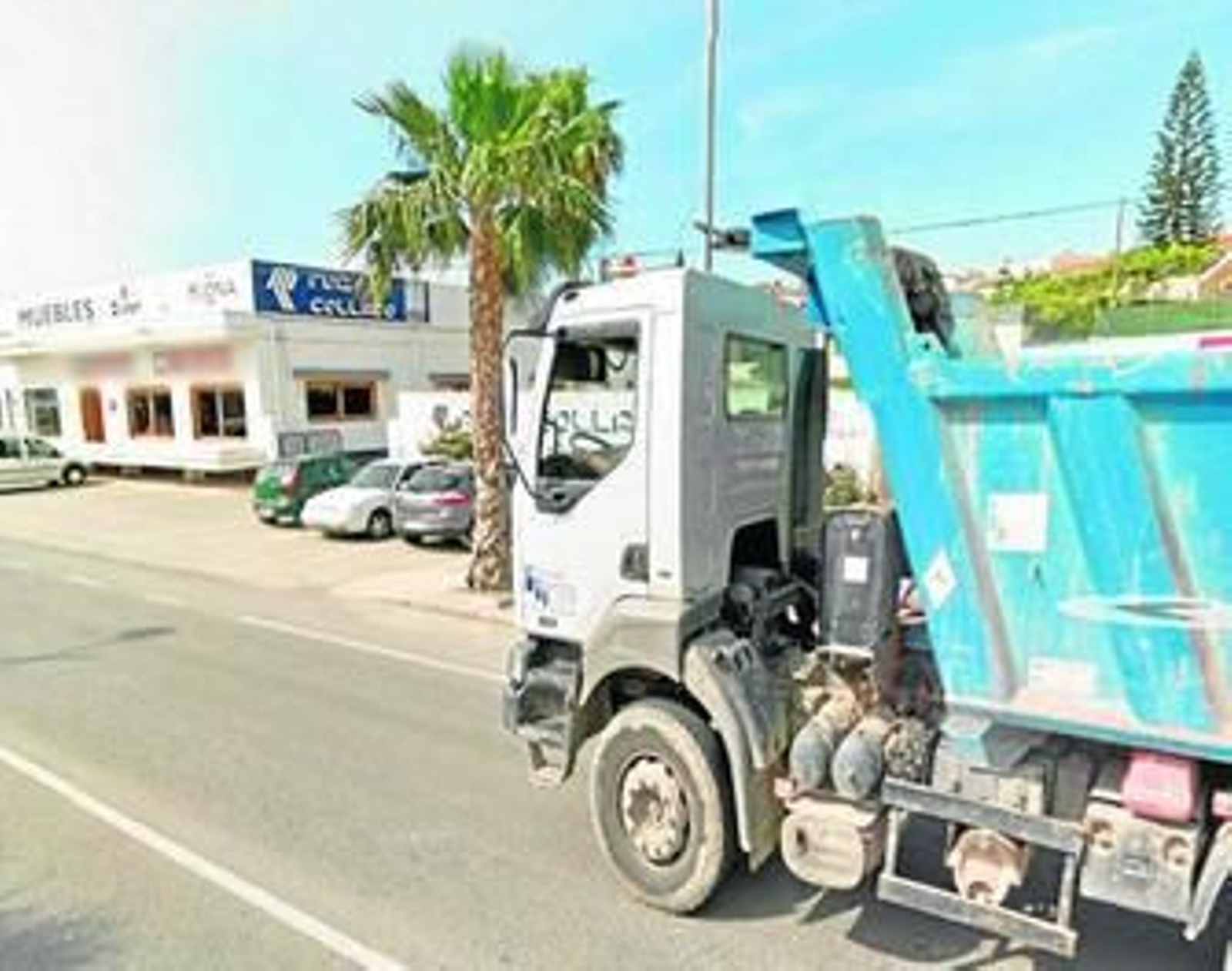 Un camión transita por la carretera A-322 a su paso por Cuevas de Almanzora.