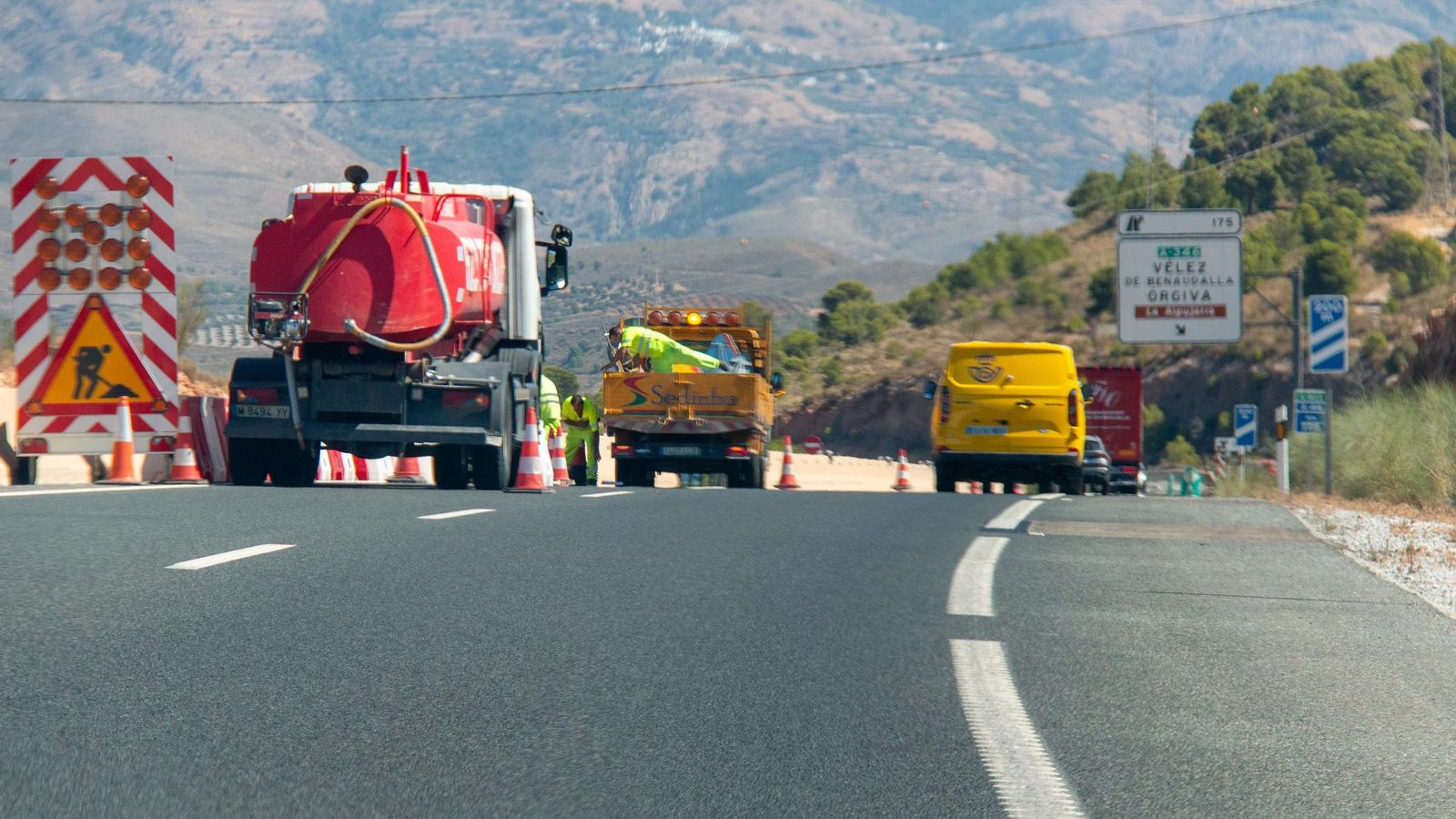 Varias máquinas trabajan en la mediana de la autovía