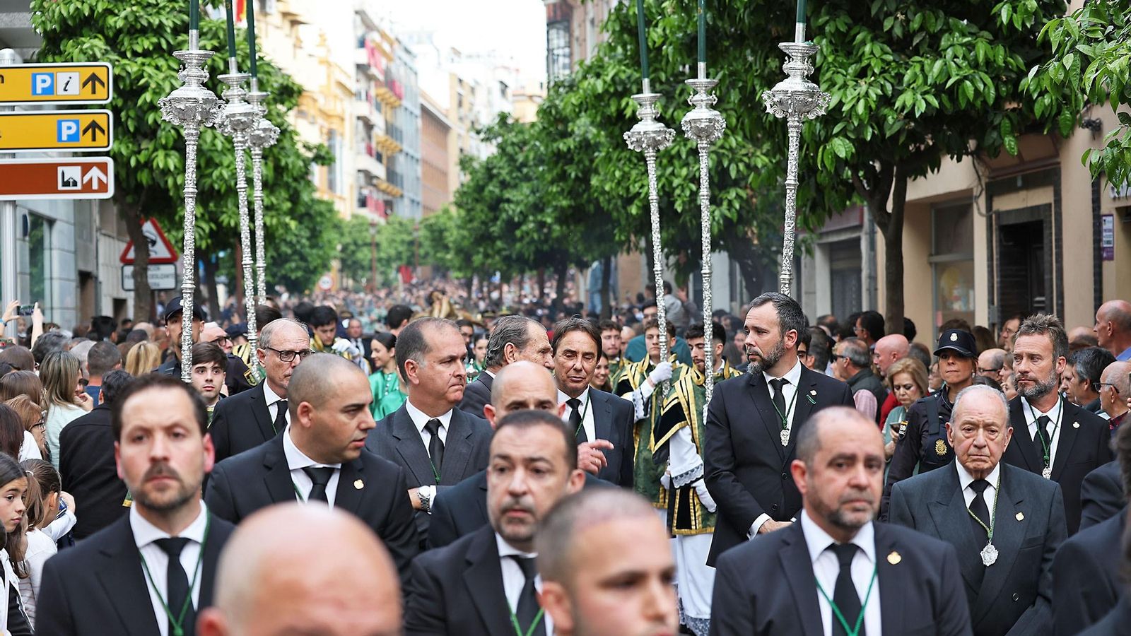 El Cristo de la Vera Cruz sale en procesión a hombros de los legionarios.