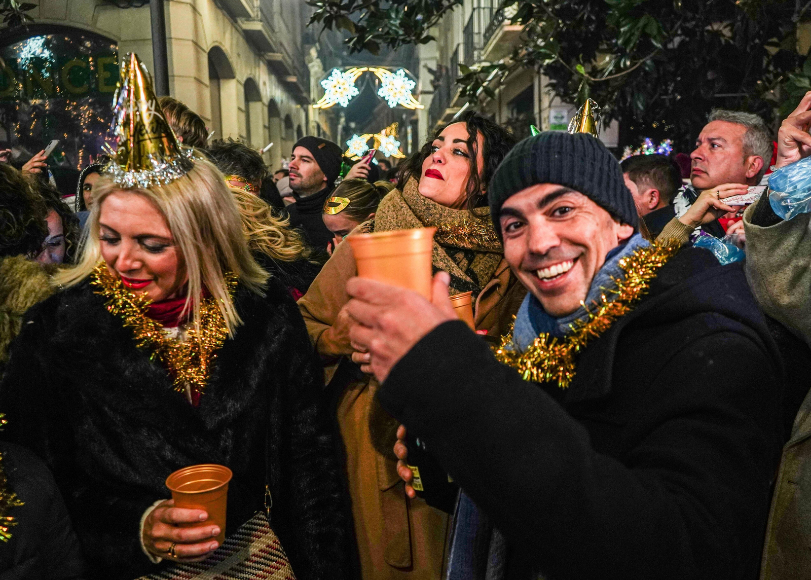 Así se vivieron las campanadas en la Plaza del Carmen de Granada: uvas y fiesta para recibir a 2024
