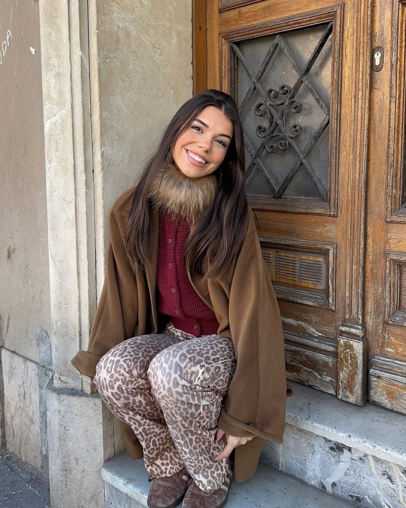 La influencer de Sevilla, Elena Gortari, pide disculpas después de la polémica por fingir que sufría acoso