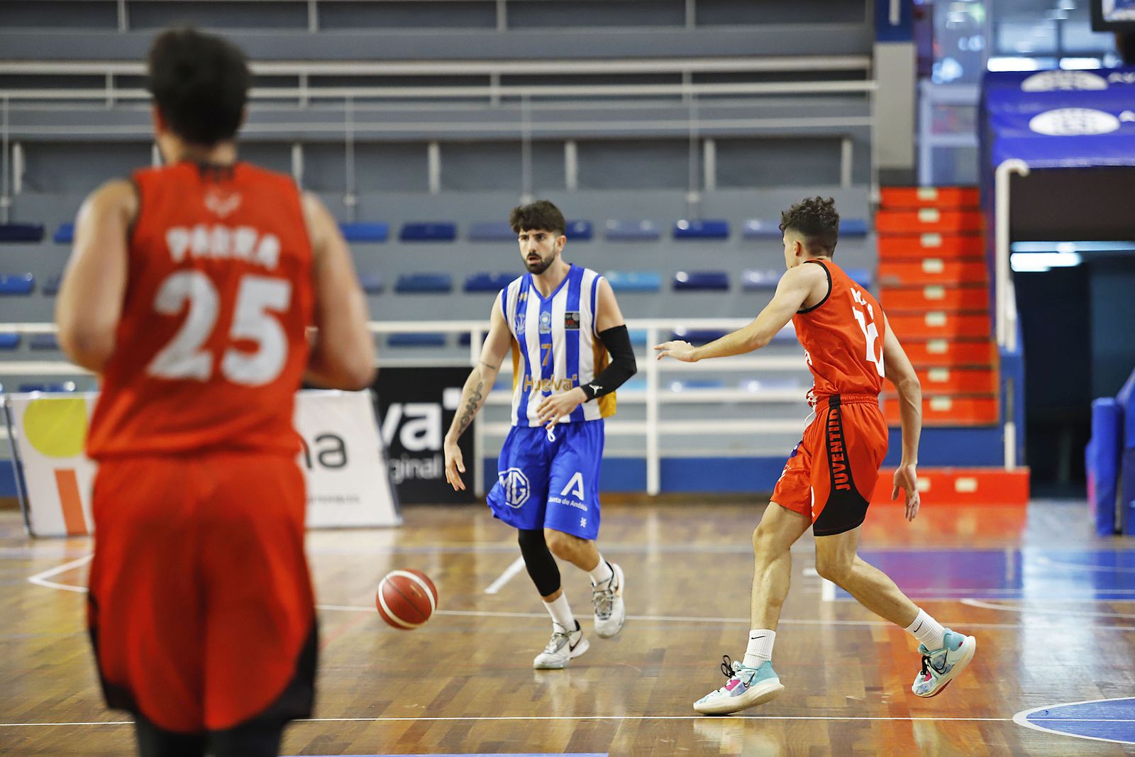 Imágenes del partido de baloncesto entre el Huelva Comercio Viridis y el Juventud Alcalá