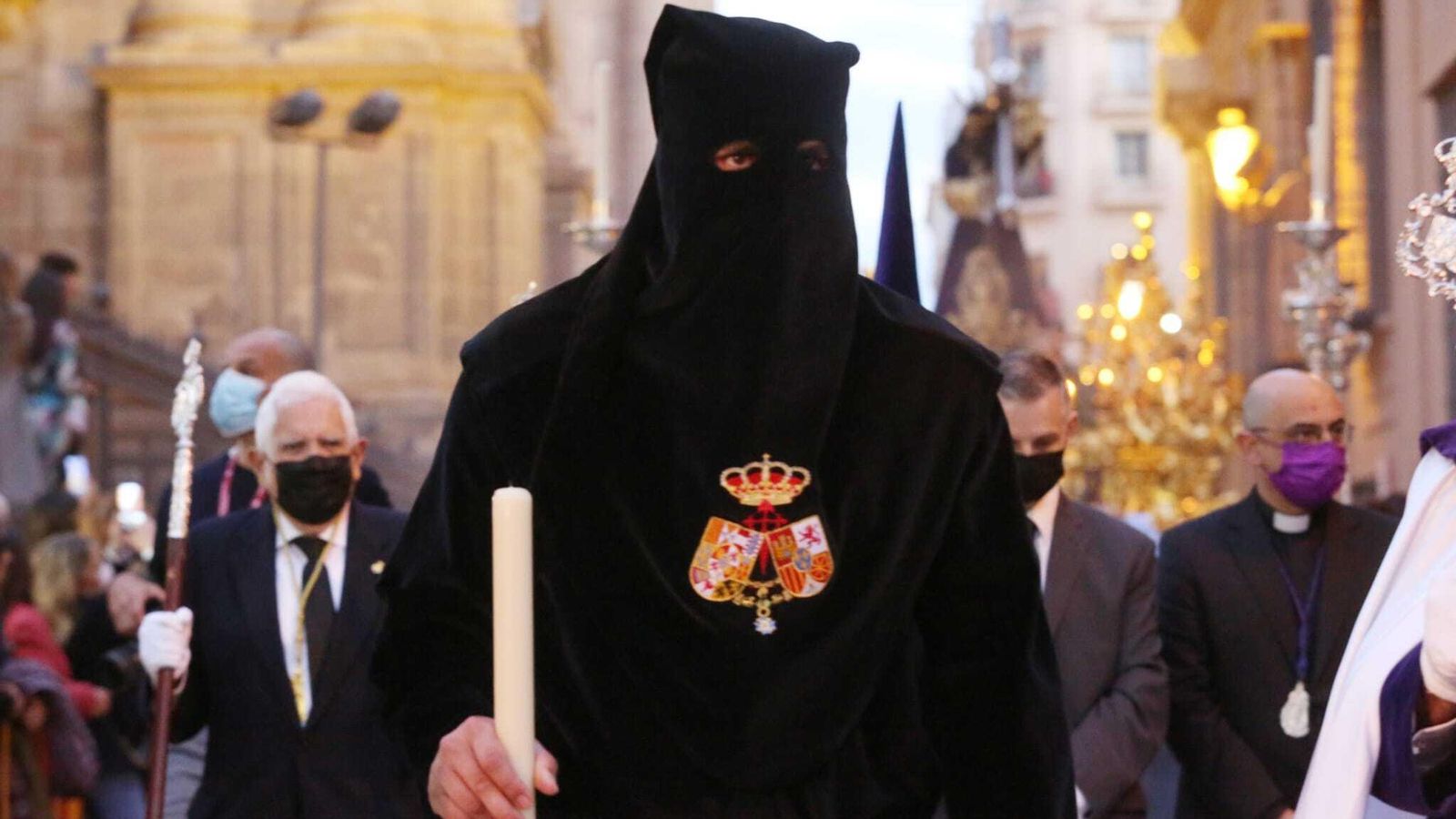 El preso que la cofradía del Rico libera delante del trono del Nazareno.