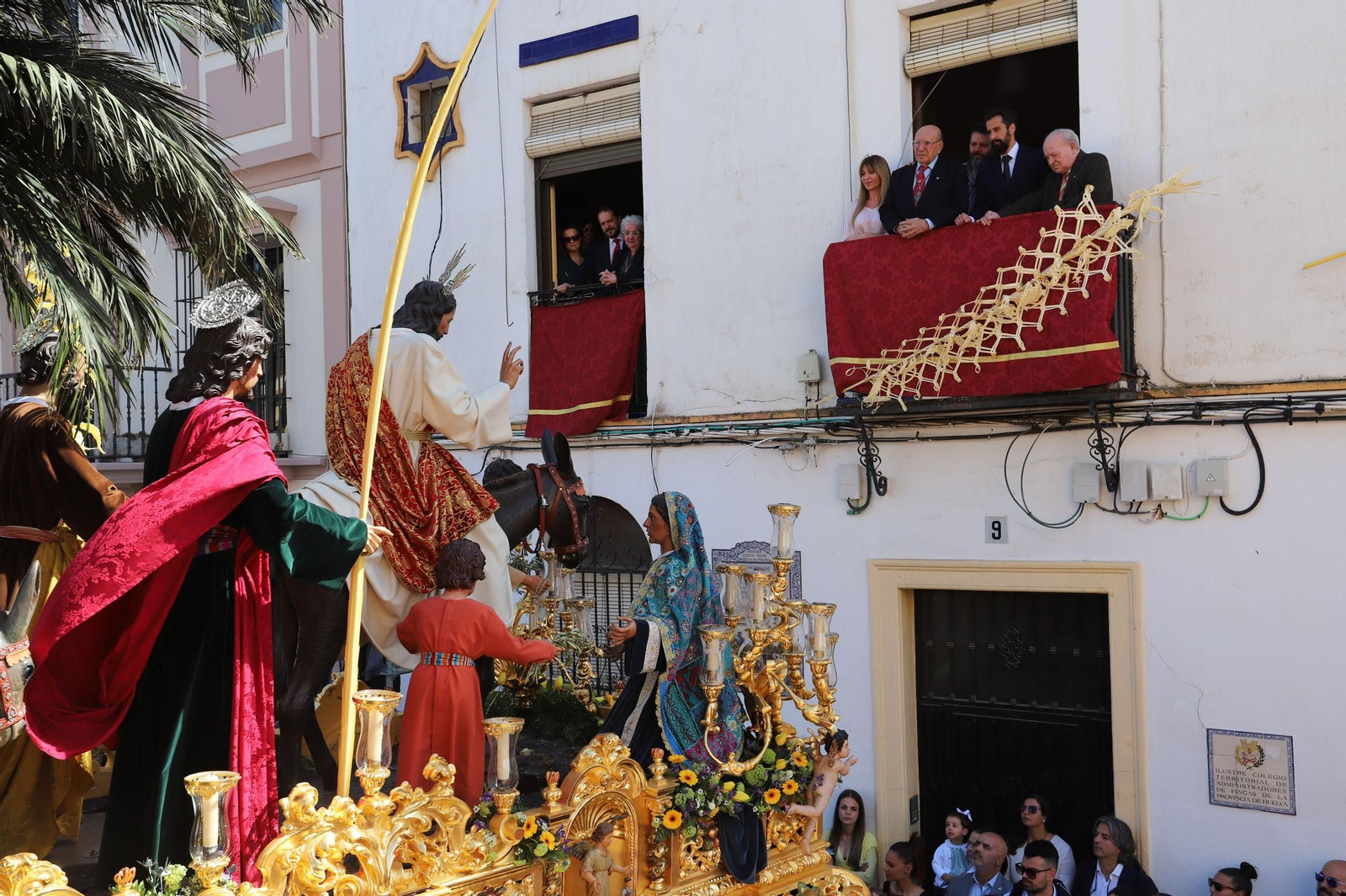 Imágenes del recorrido de la Borriquita  por las calles de Huelva