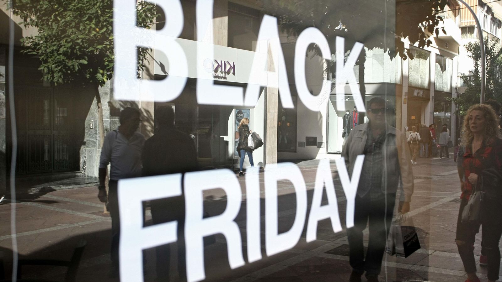 Black Friday en el escaparate de un comercio.