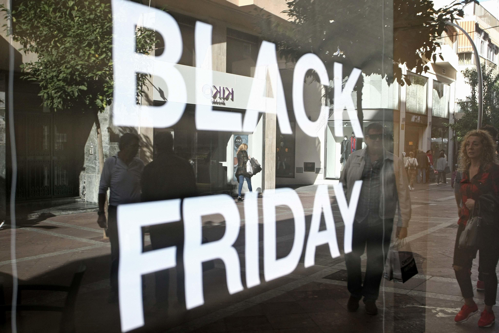 Black Friday en el escaparate de un comercio.