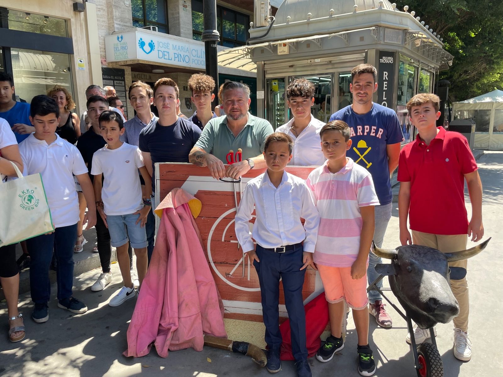 Diego Cruz, junto a los alumnos.