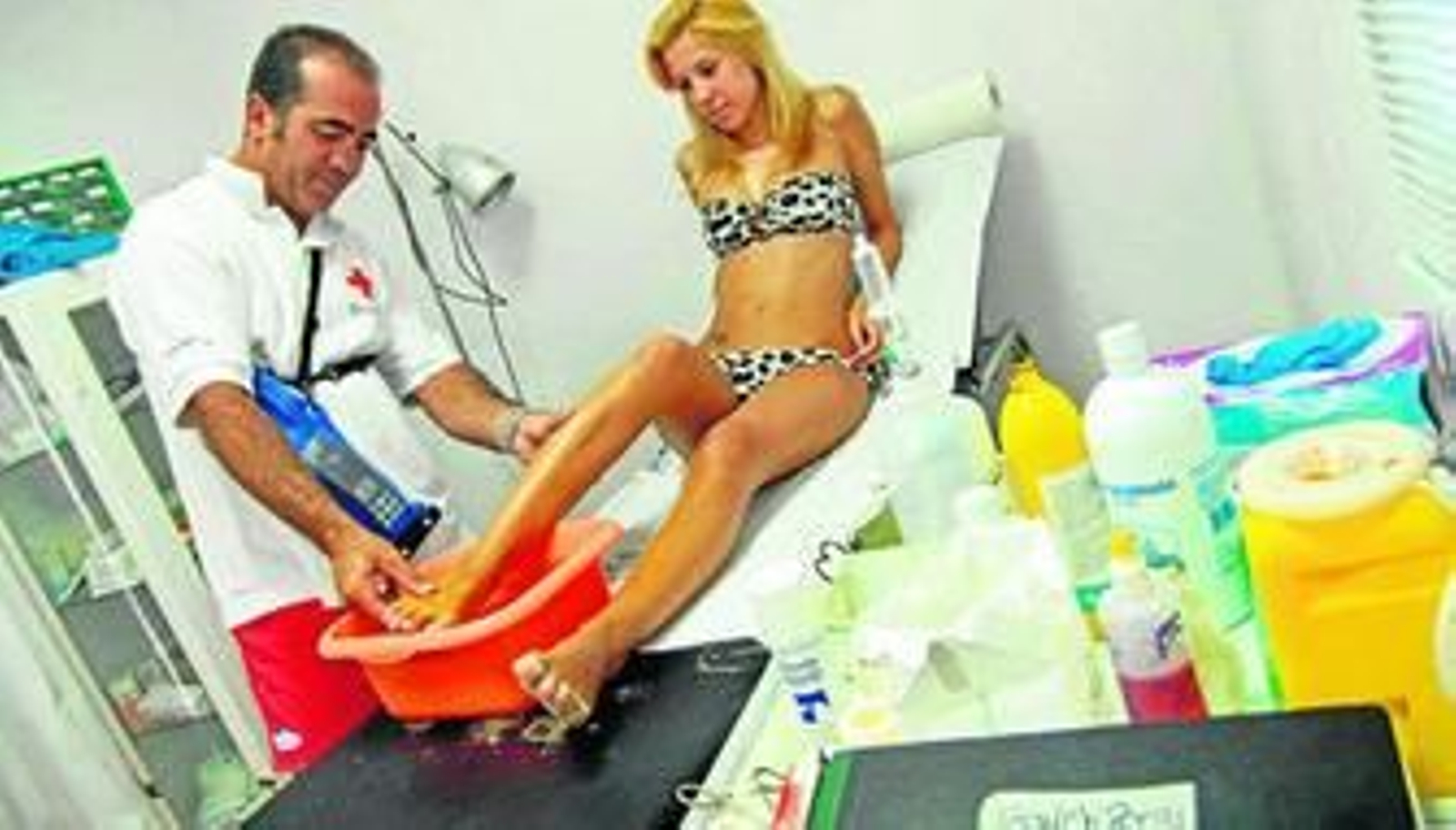 Un asistente de la Cruz Roja cura una picadura de un pez araña.