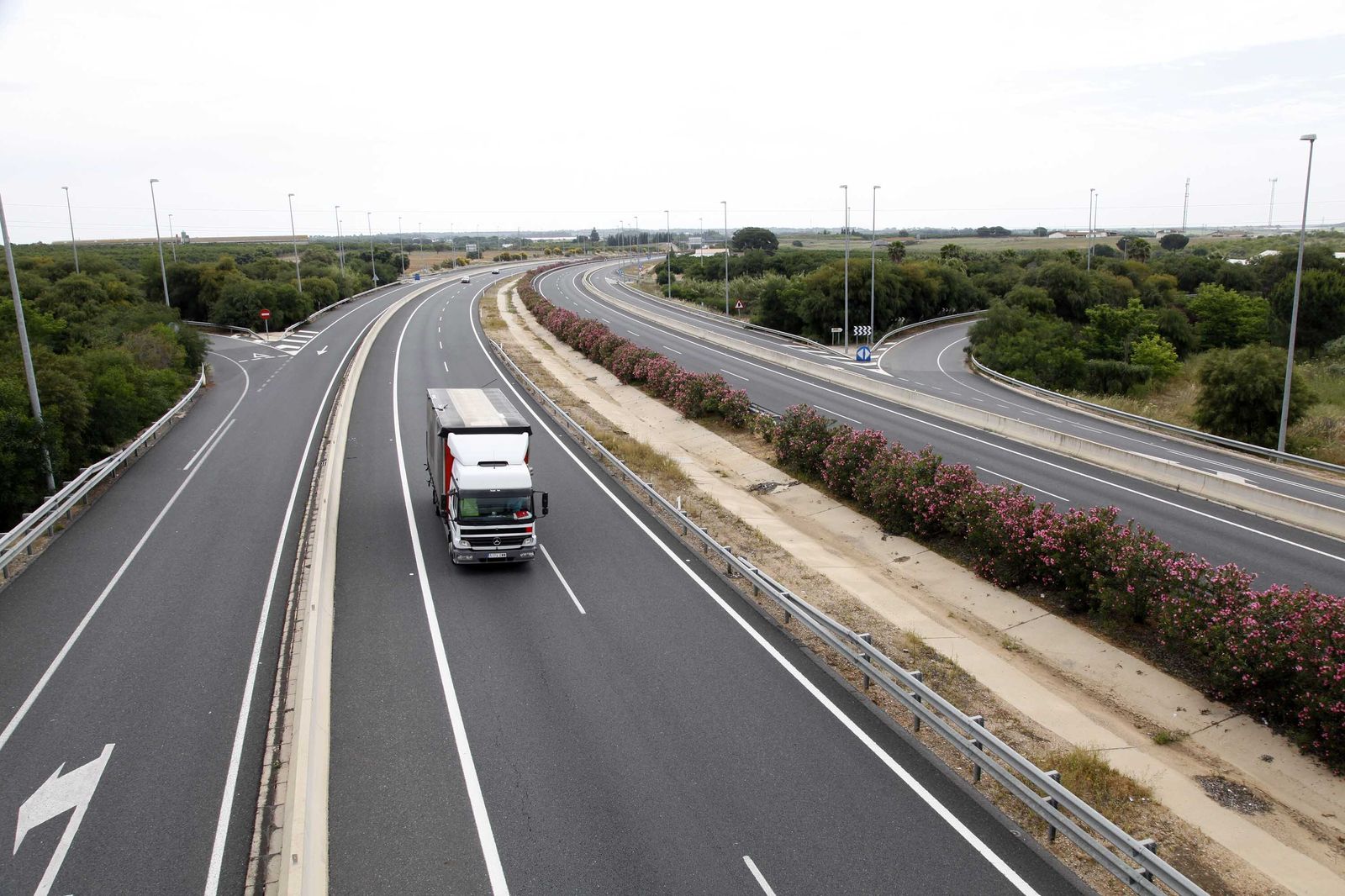 Un camión por la A-49.