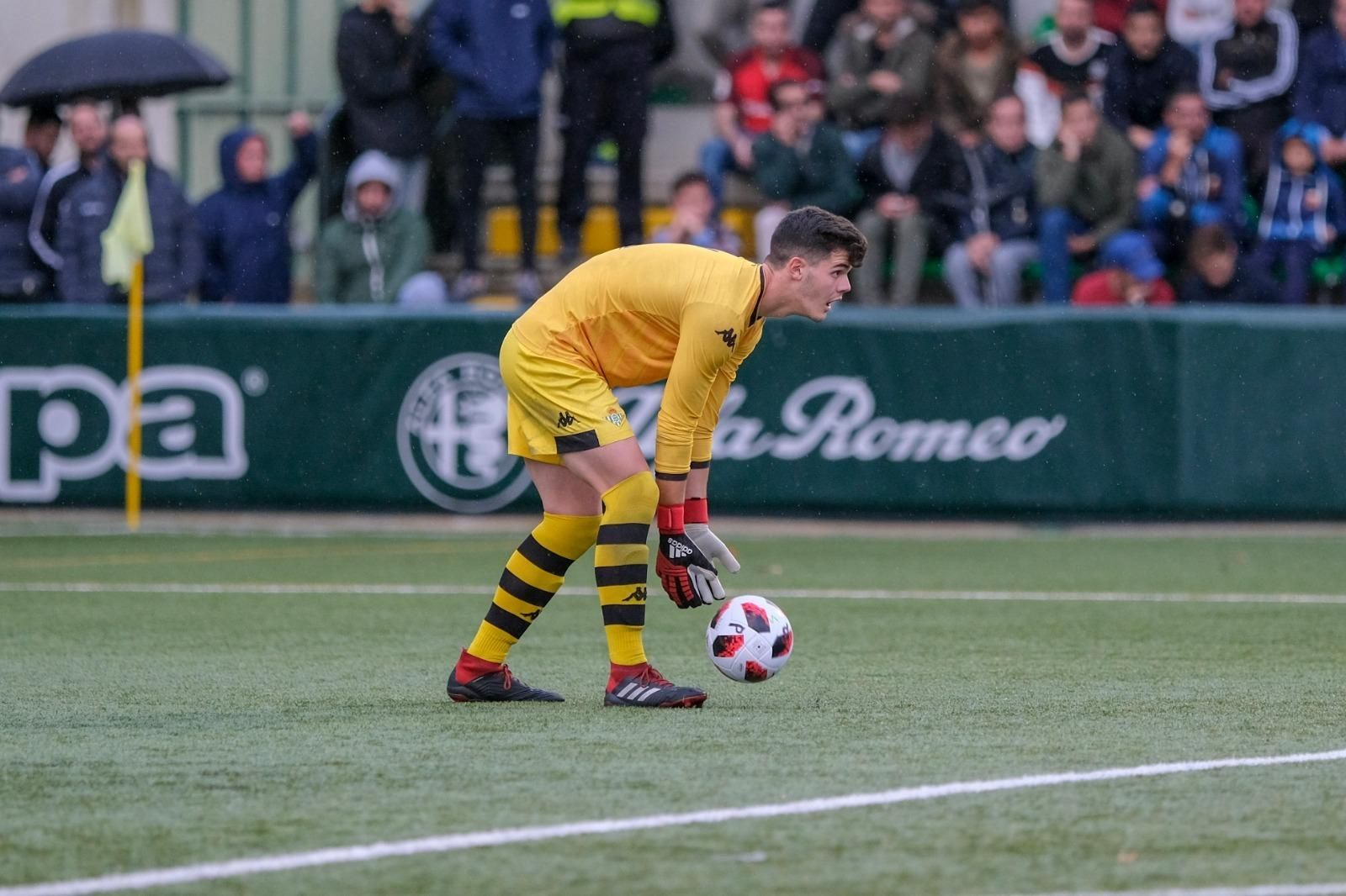 Fernando, portero del Betis Deportivo, durante un encuentro con el juvenil verdiblanco.