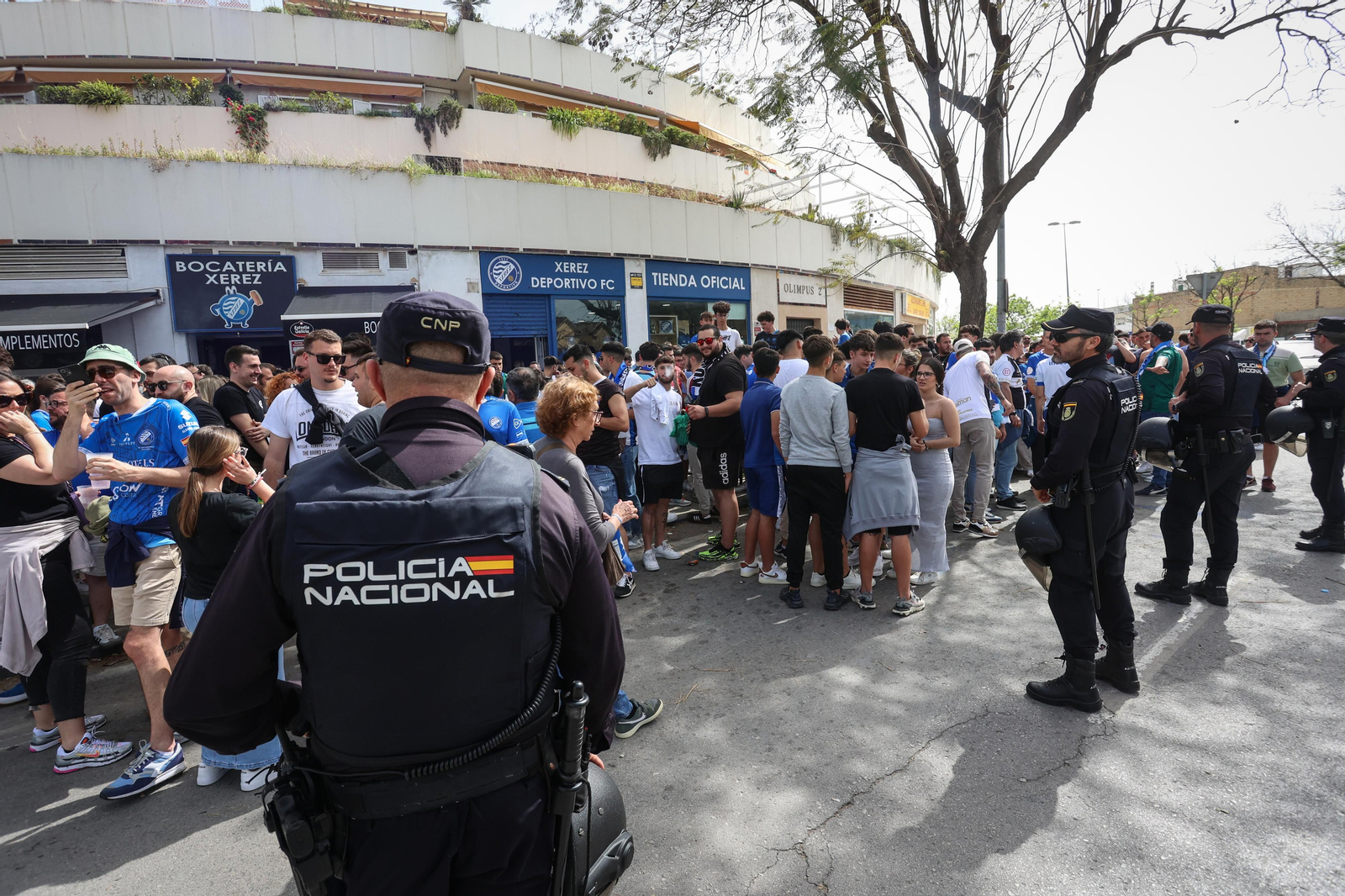 Imágenes del gran despliegue policial en Jerez durante el derbi