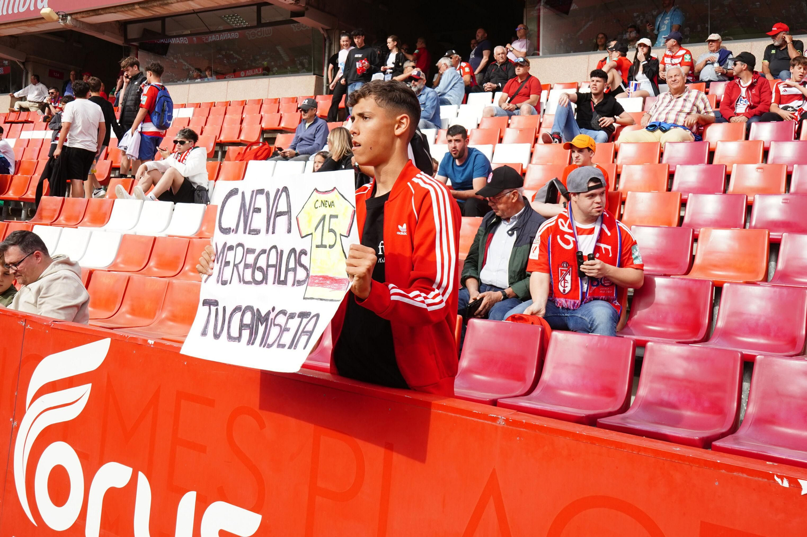 Encuéntrate en la grada de Los Cármenes en el Granada-Celta de Vigo