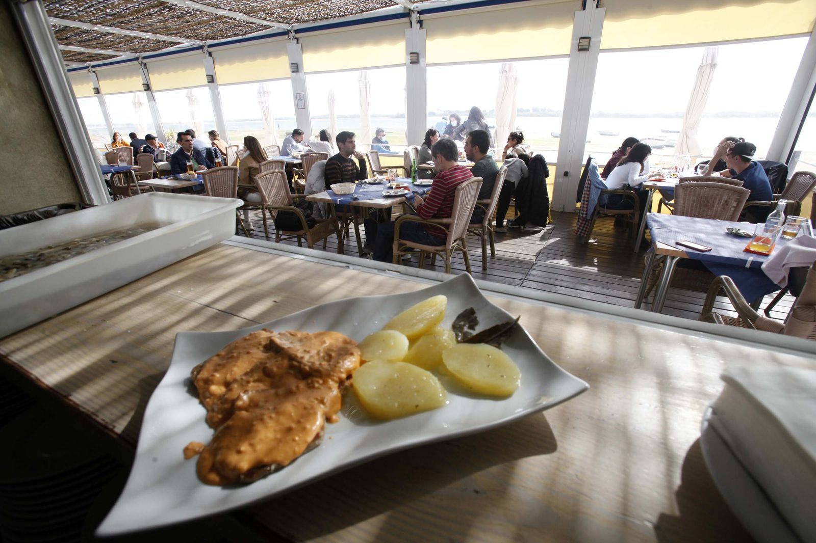 Ambiente en las terrazas de El Rompido y Punta Umbría durante este sábado.