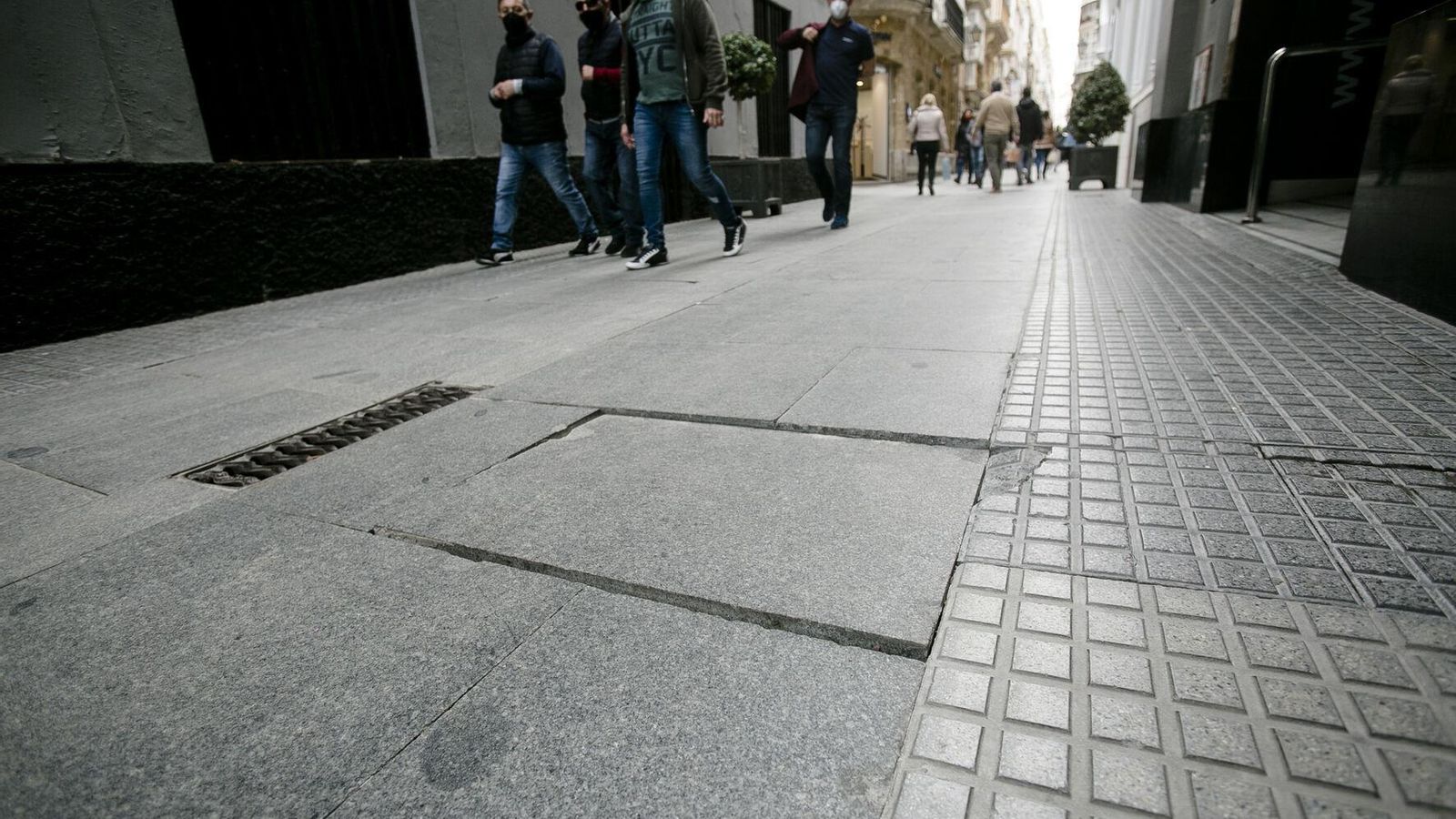 Las losas en mal estado abundan en esta calle.