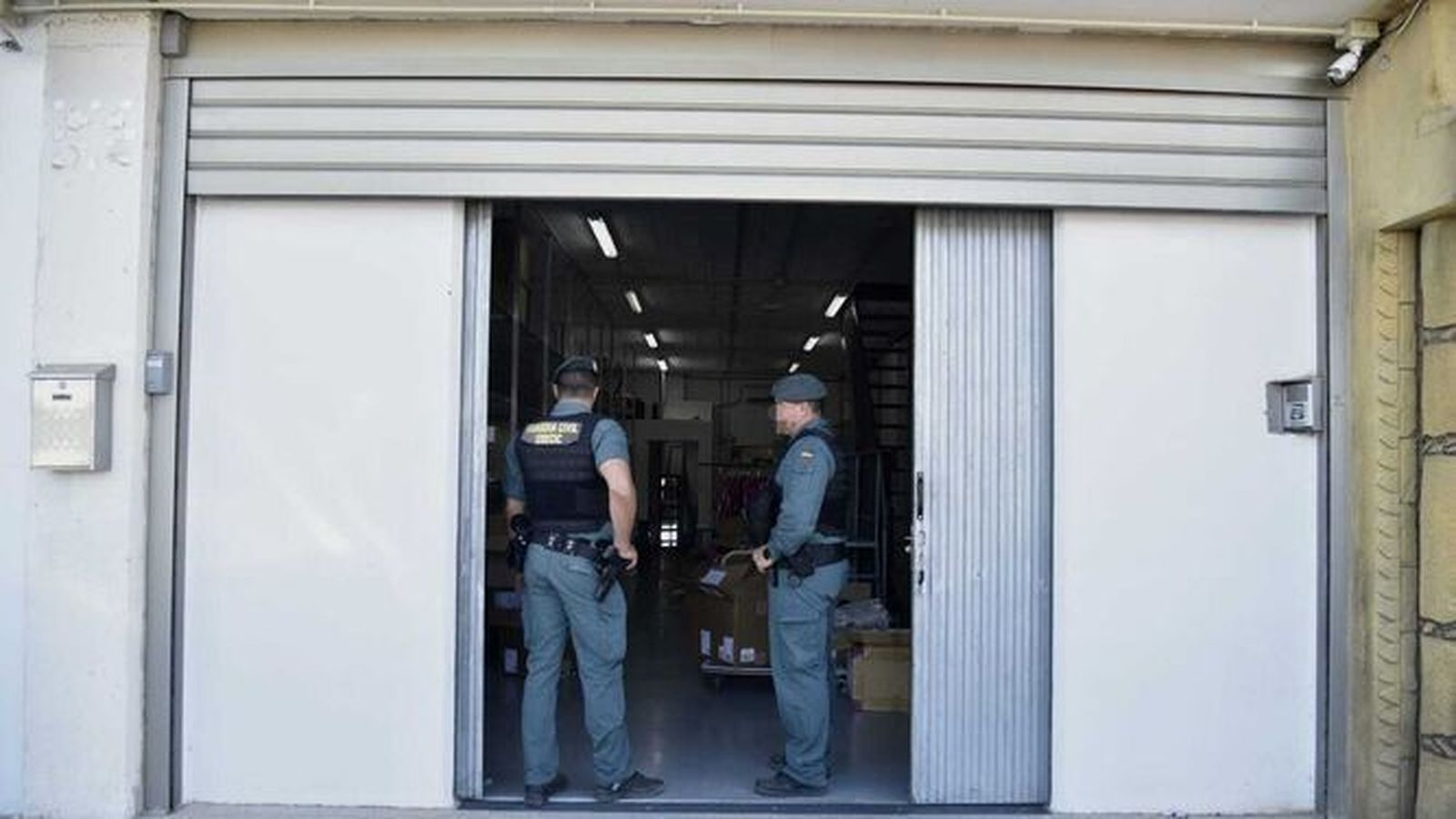 Dos guardias civiles, en uno de los registros en Algeciras.