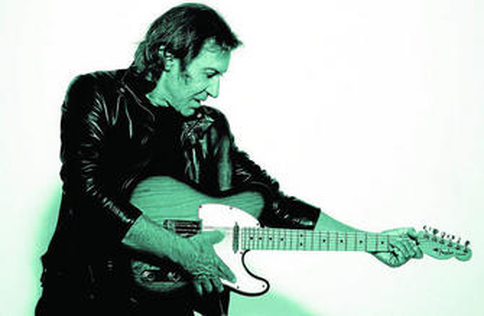 Albert Hammond (Londres, 1944), guitarra en mano, en una reciente imagen promocional.