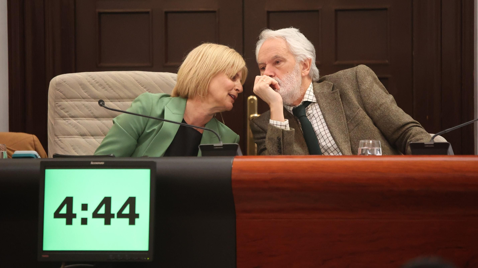 La alcaldesa, María José García-Pelayo, conversa con el concejal Agustín Muñoz durante un pleno.