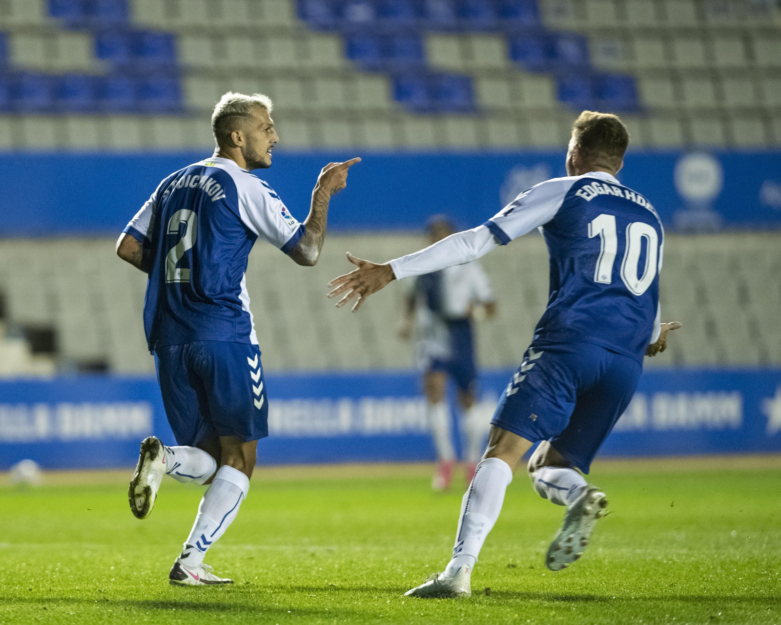 El sanroqueño Stoichkov celebra su primer gol con el Sabadell.