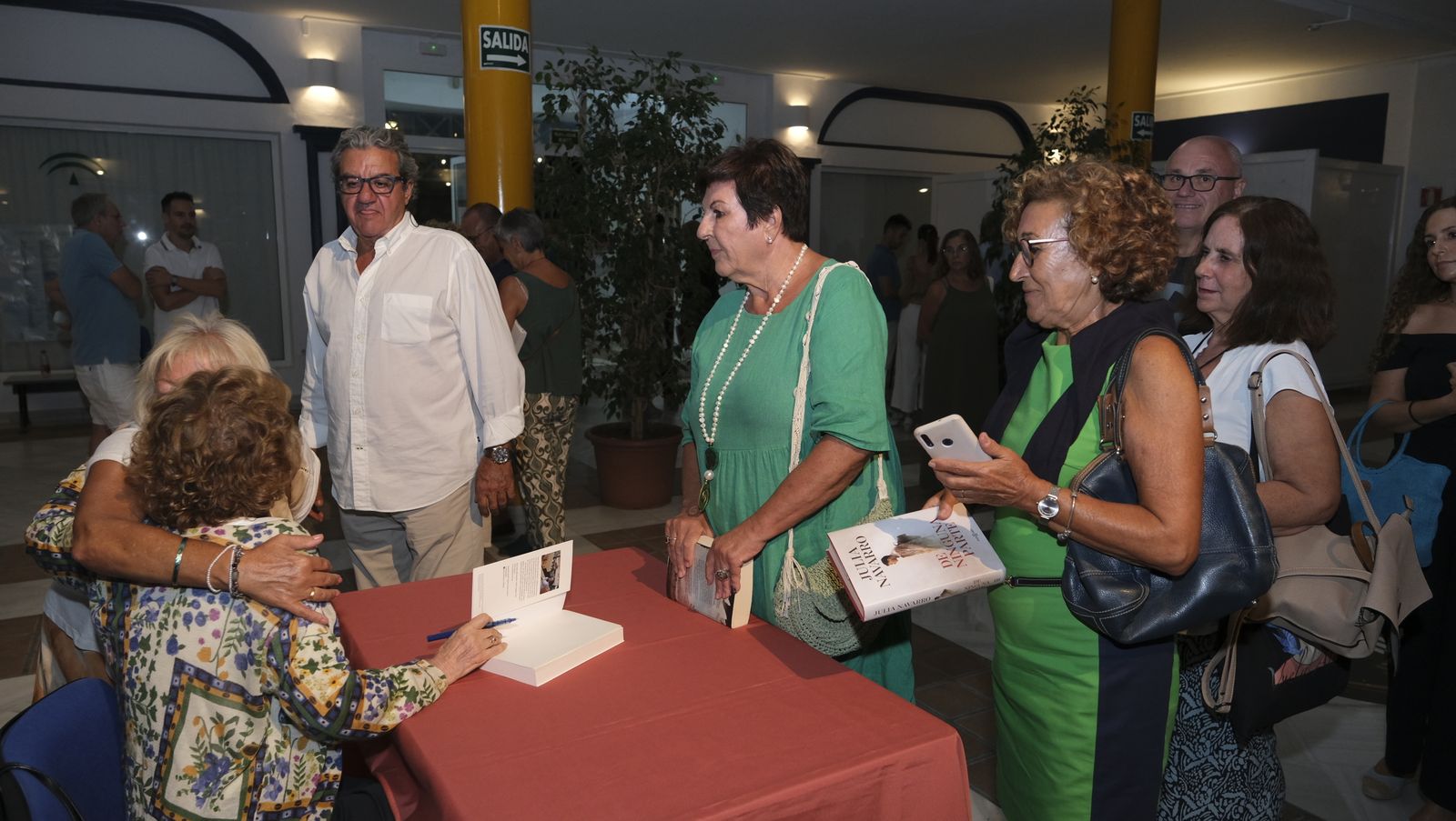 Imágenes de Diario de los Libros en Mojácar, con la escritora Julia Navarro