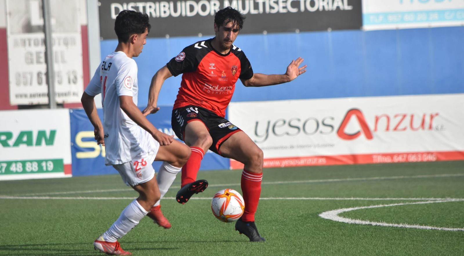 Salva Vegas, jugador del Salerm Puente Genil, pugna por el balón con José Mari, del Antoniano.