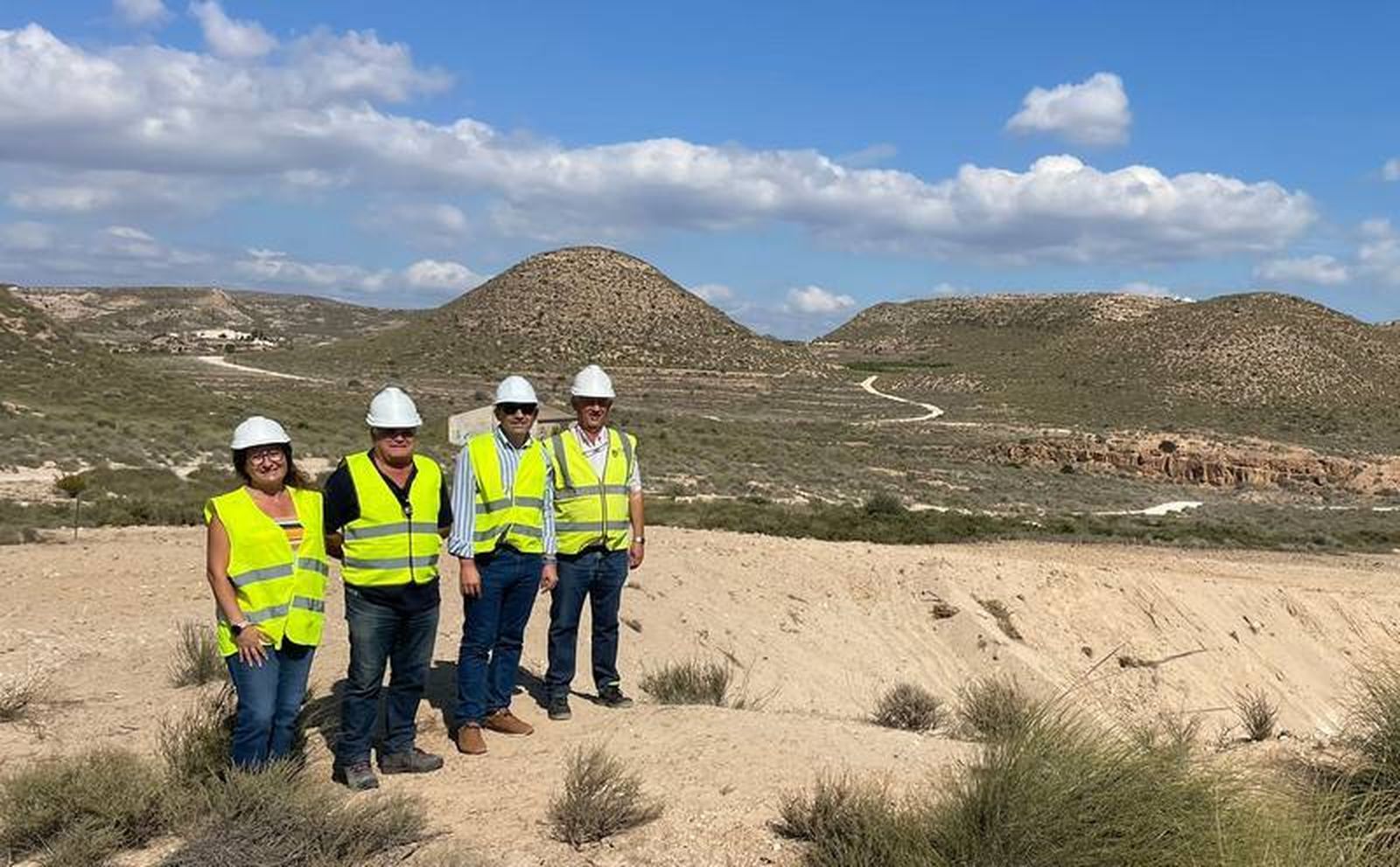 Momento de la visita del delegado de Industria y técnicos de su departamento