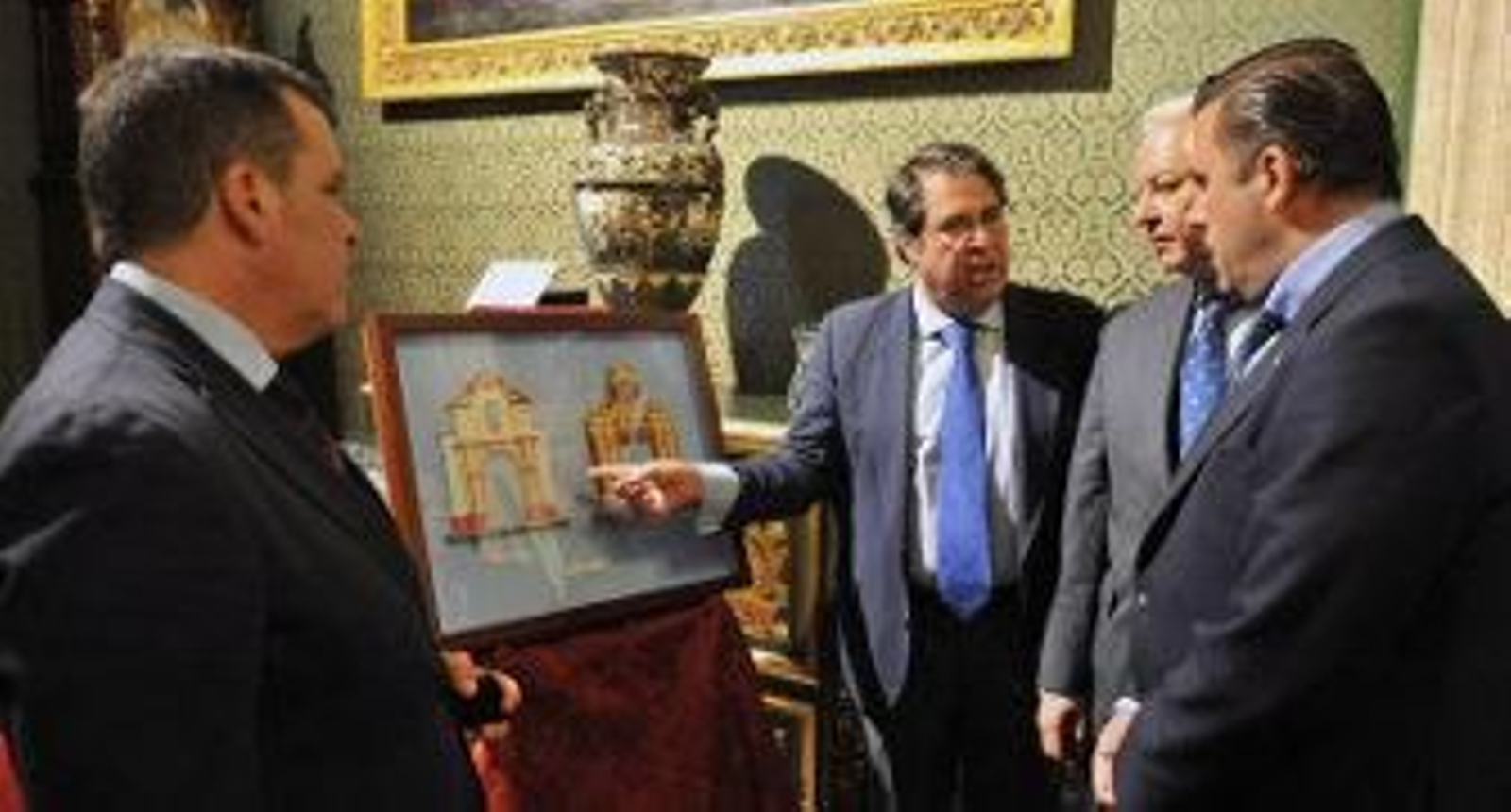 Serrano, durante la presentación de las portadas. / Juan Carlos Vázquez