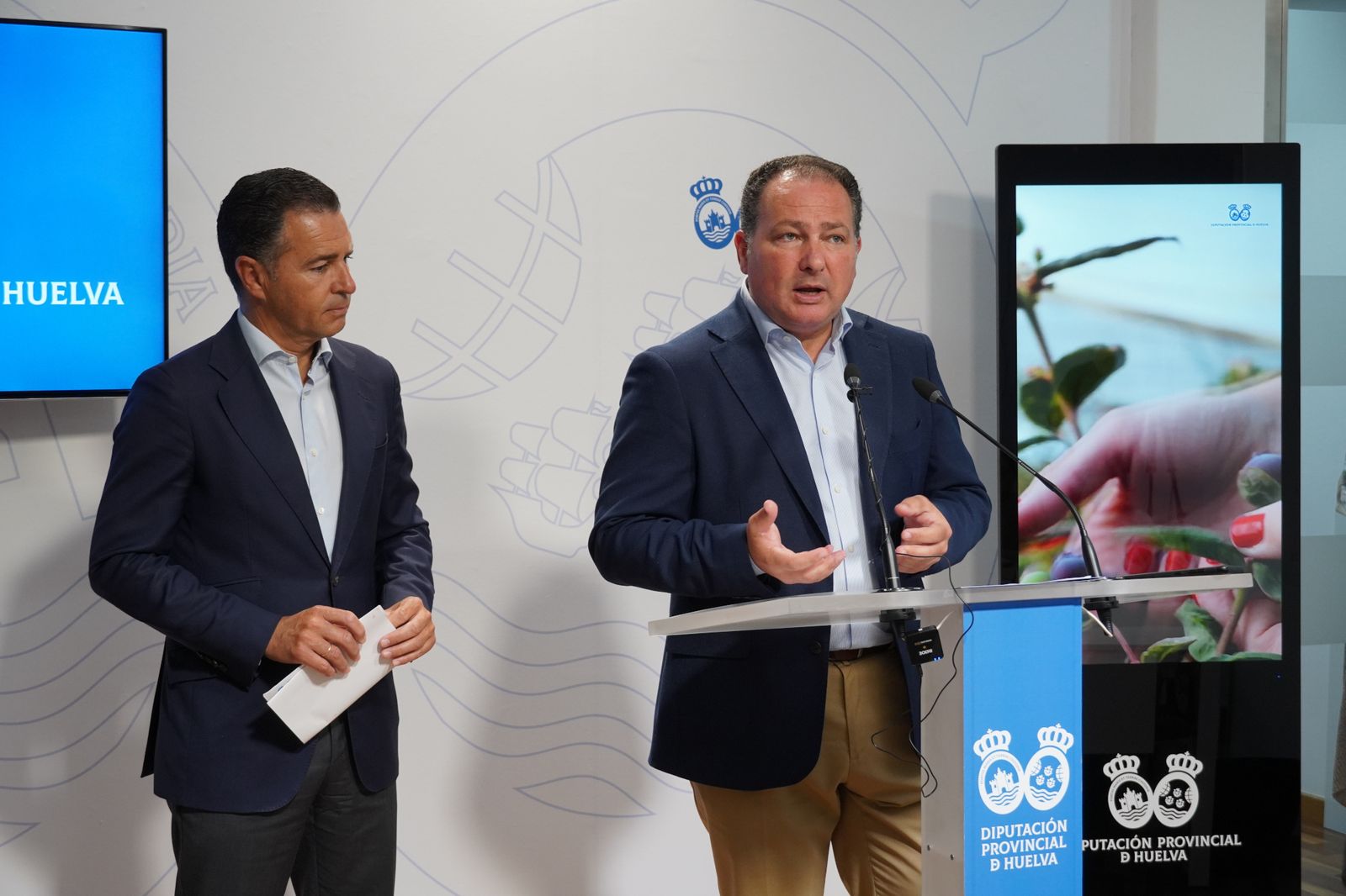 El presidente de la Diputación de Huelva, David Toscano, y el vicepresidente y diputado de Nuevas Tecnologías, Felipe Arias.