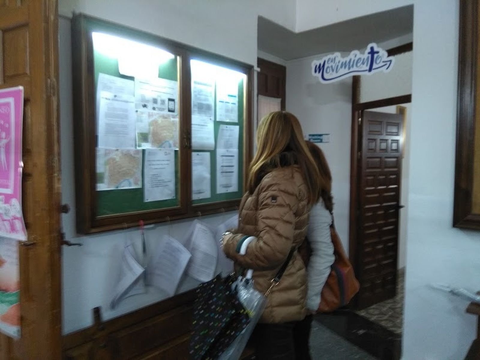 Dos madres observan las listas con la baremación de puntos, ayer en el colegio Santa Victoria.