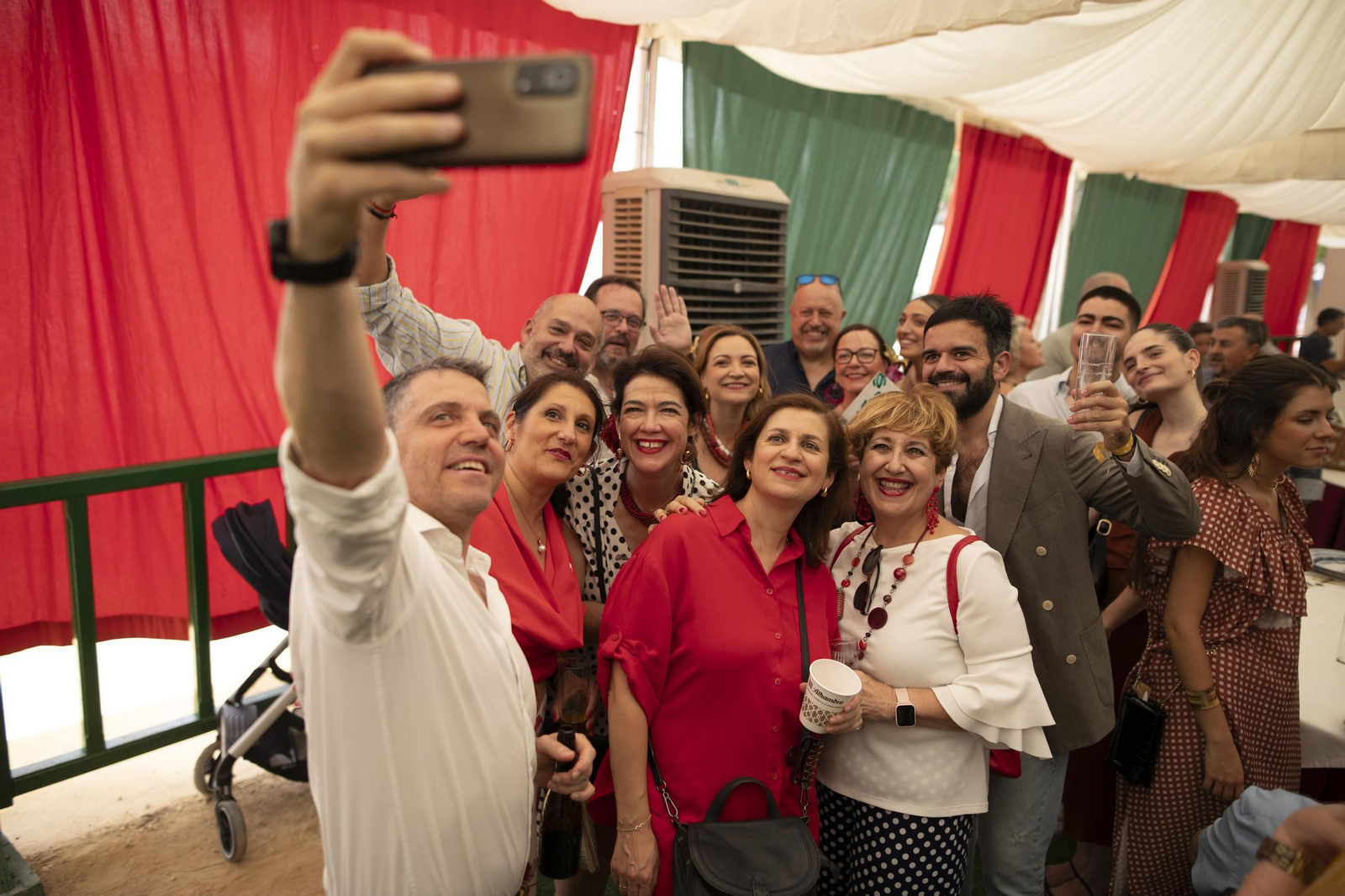 Granada vive su tercer día de Corpus entre comida, baile y columpios: las imágenes