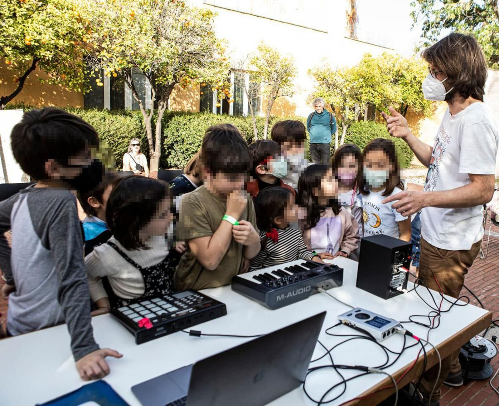 Talleres para niños en una edición de Electrolunch en el Monasterio de la Cartuja.