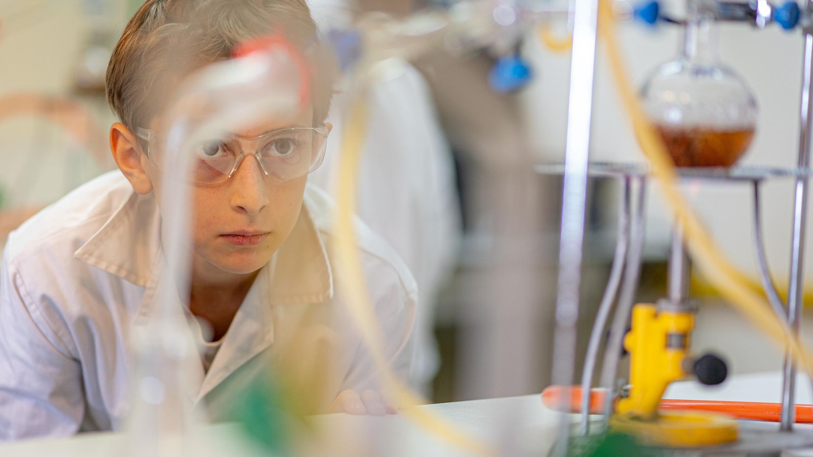 Estudiante del San Francisco de Paula en el laboratorio del colegio.