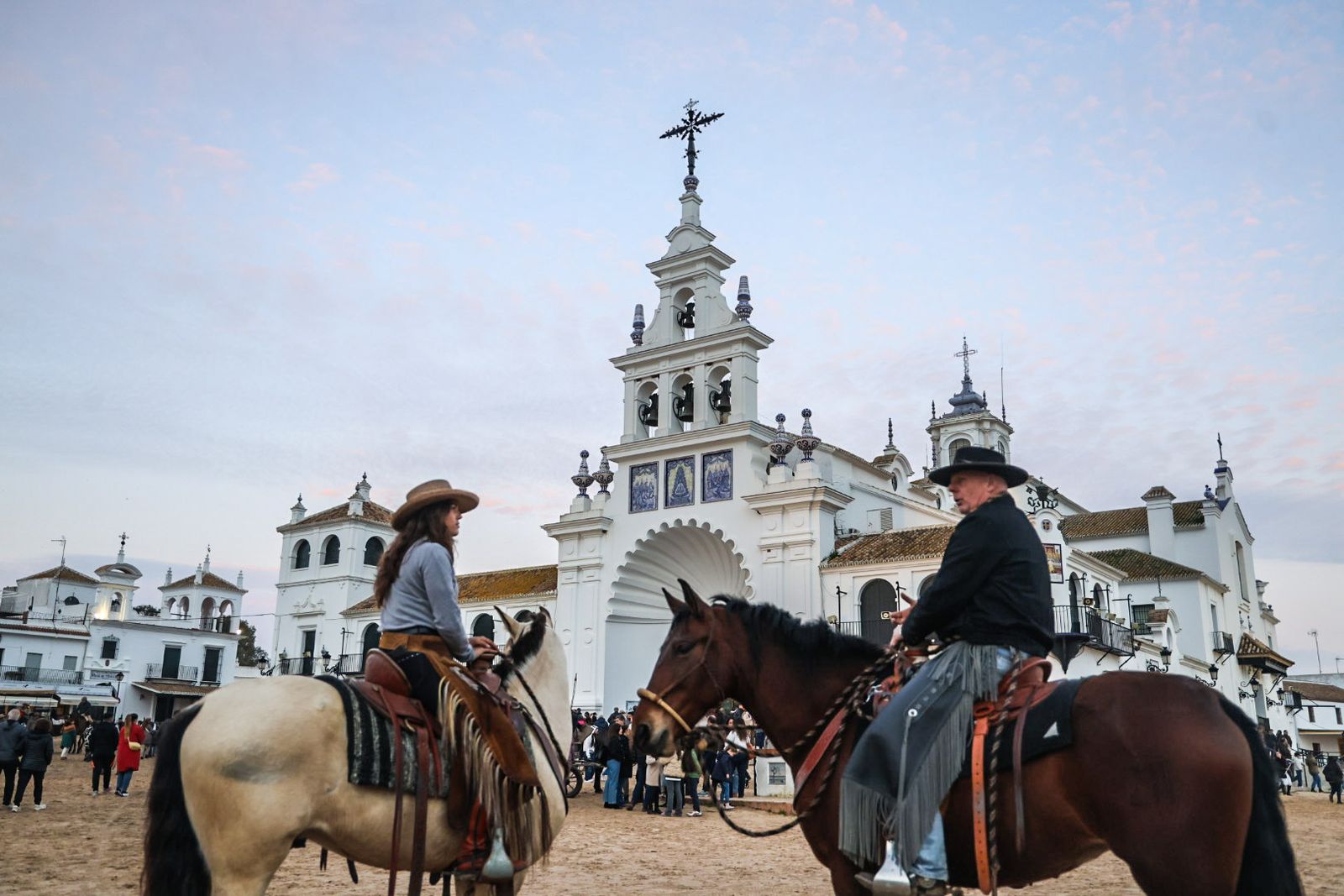 Fotografías de ambiente y del rezo del Rosario por el entorno de la Ermita de la Virgen del Rocío con motivo de la Candelaria