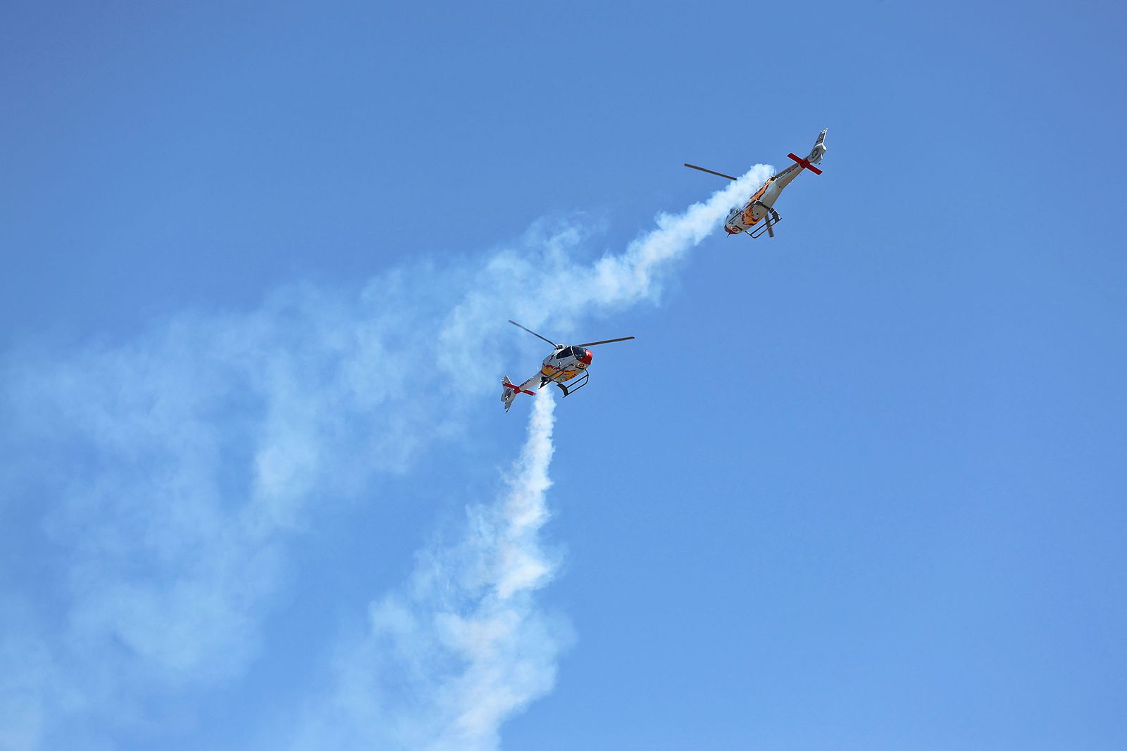 Fotografías de la exhibición aérea de la Patrulla Acrobática de Paracaidismo del Ejército del Aire 'Papea' y de la Patrulla Acrobática de Helicópteros 'ASPA'  en los actos de homenaje al centenario del Plus Ultra presidido por S.M. el Rey Felipe VI