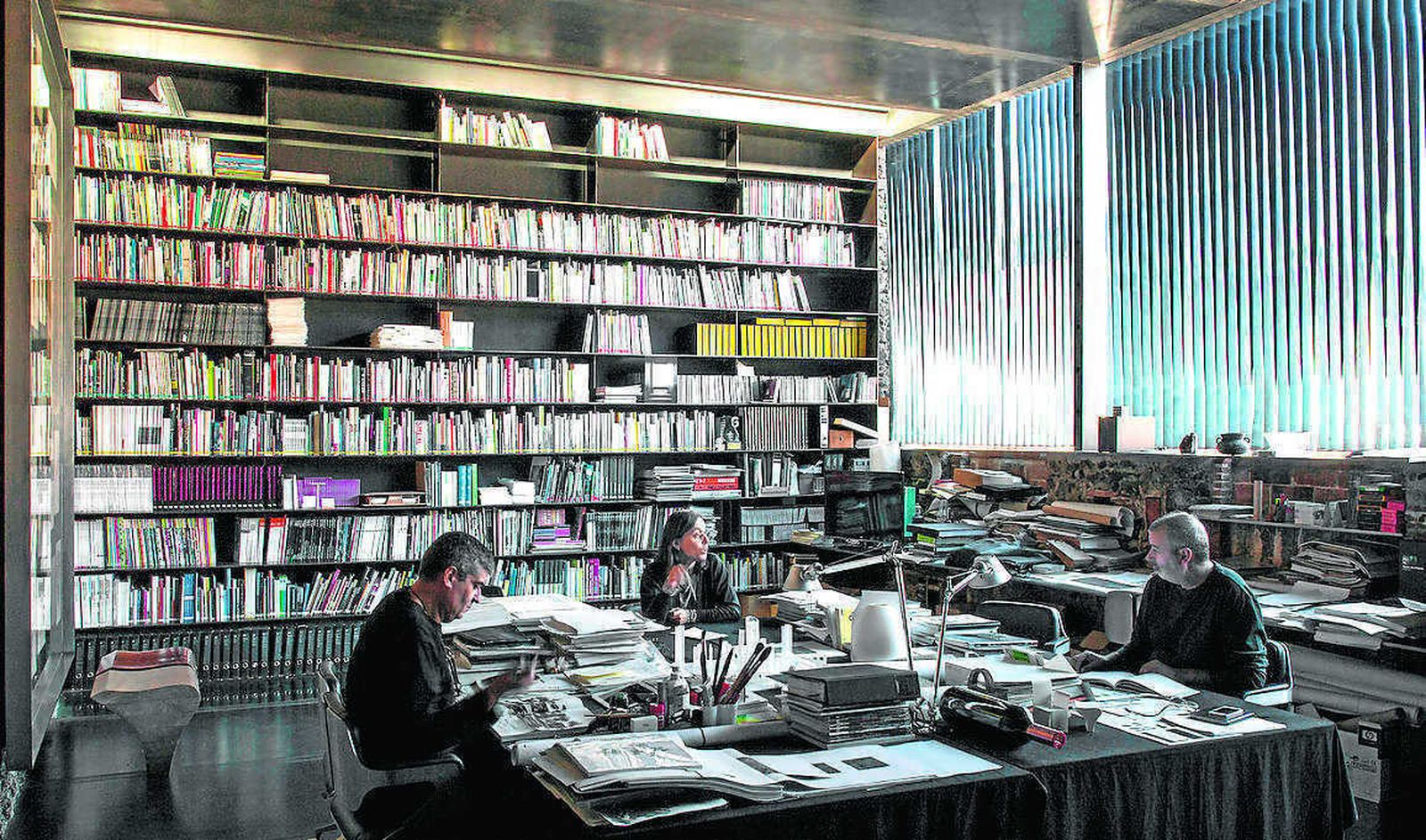 Rafael Aranda (i), Carme Pigem (c) y Ramon Vilalta (d) en el Laboratorio Barberí en 2008.