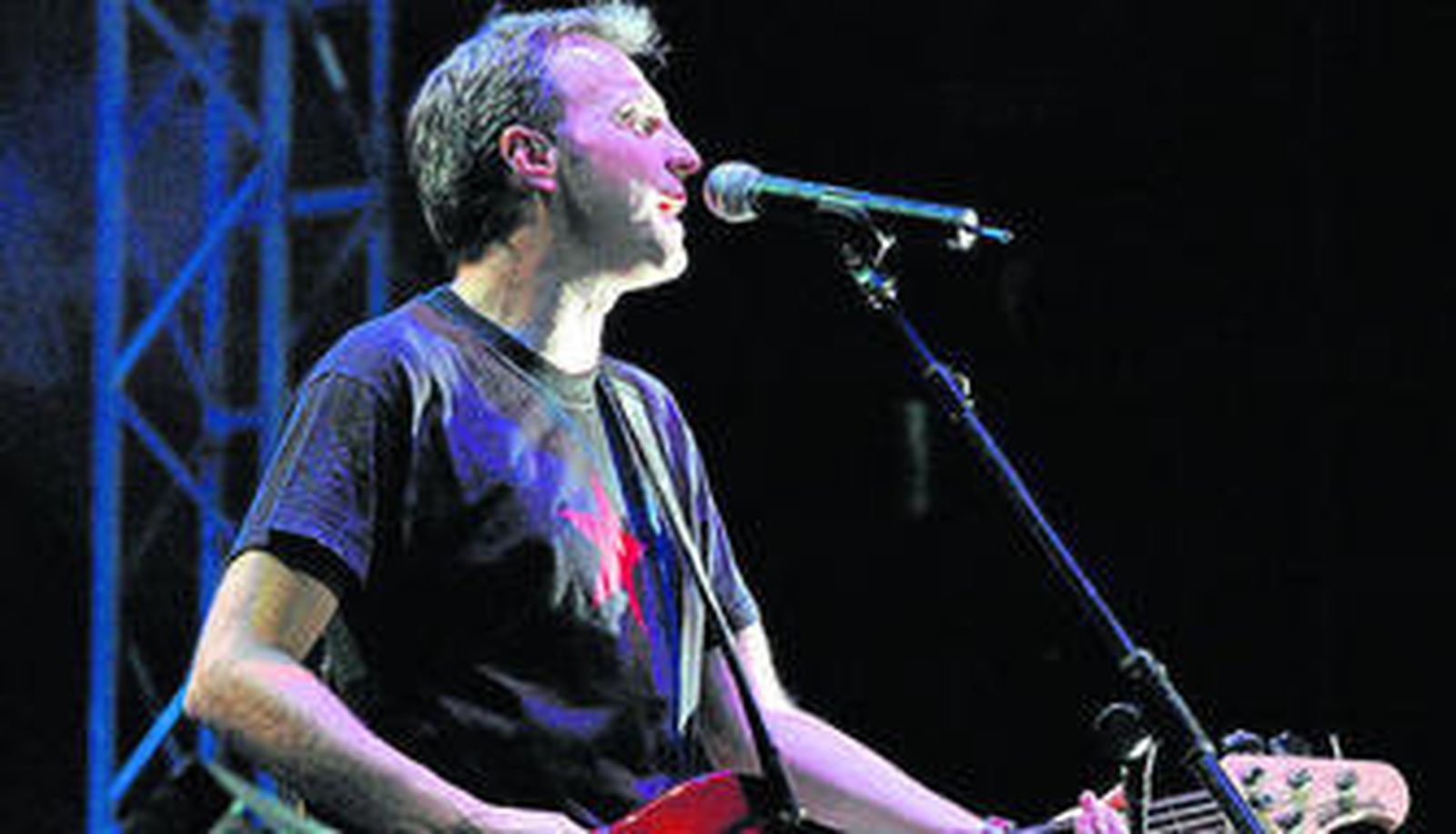 David Summers con Hombres G durante un concierto celebrado en Málaga.