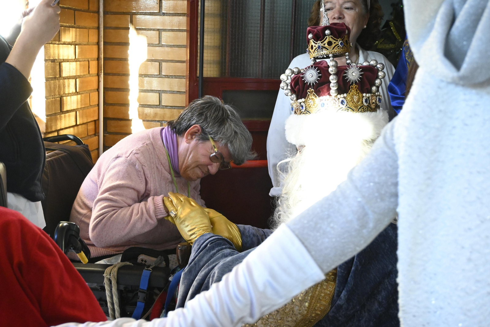 Visita de los Reyes Magos a los ancianos de los asilos de Huelva, en imágenes