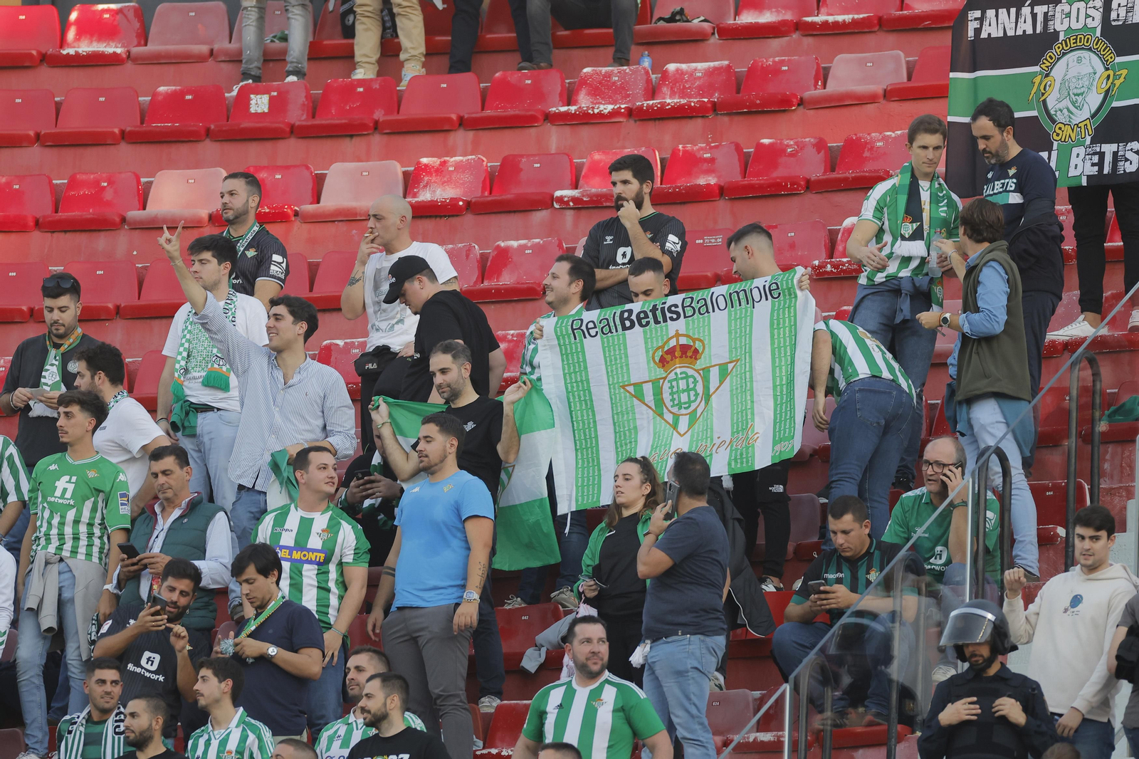 Búscate en las fotos del Sevilla-Betis
