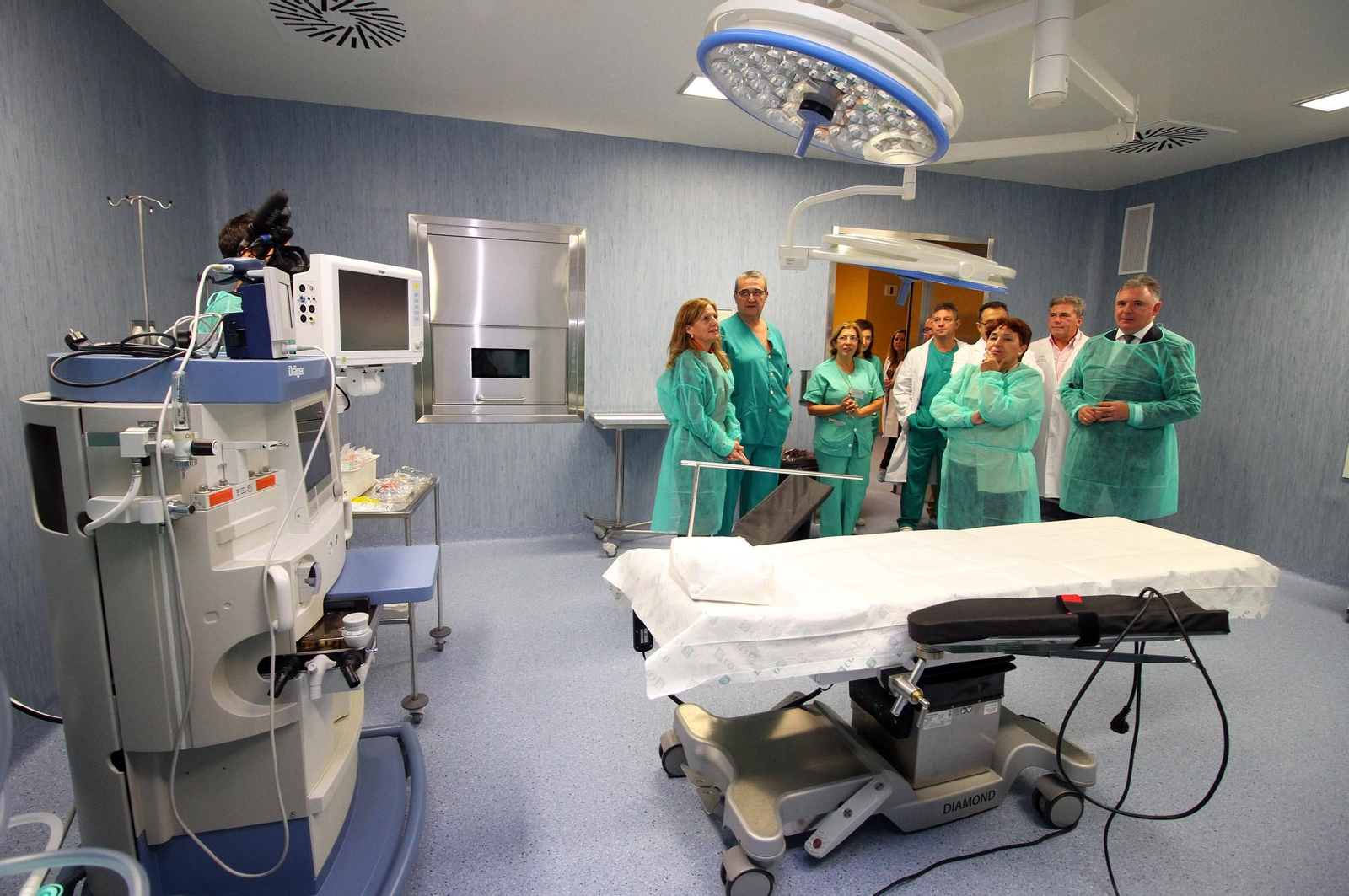 Imágenes de la visita de la consejera de Salud, Marina Alvarez, a los dos nuevos quirófanos que estrenará el Hospital Infanta Elena.