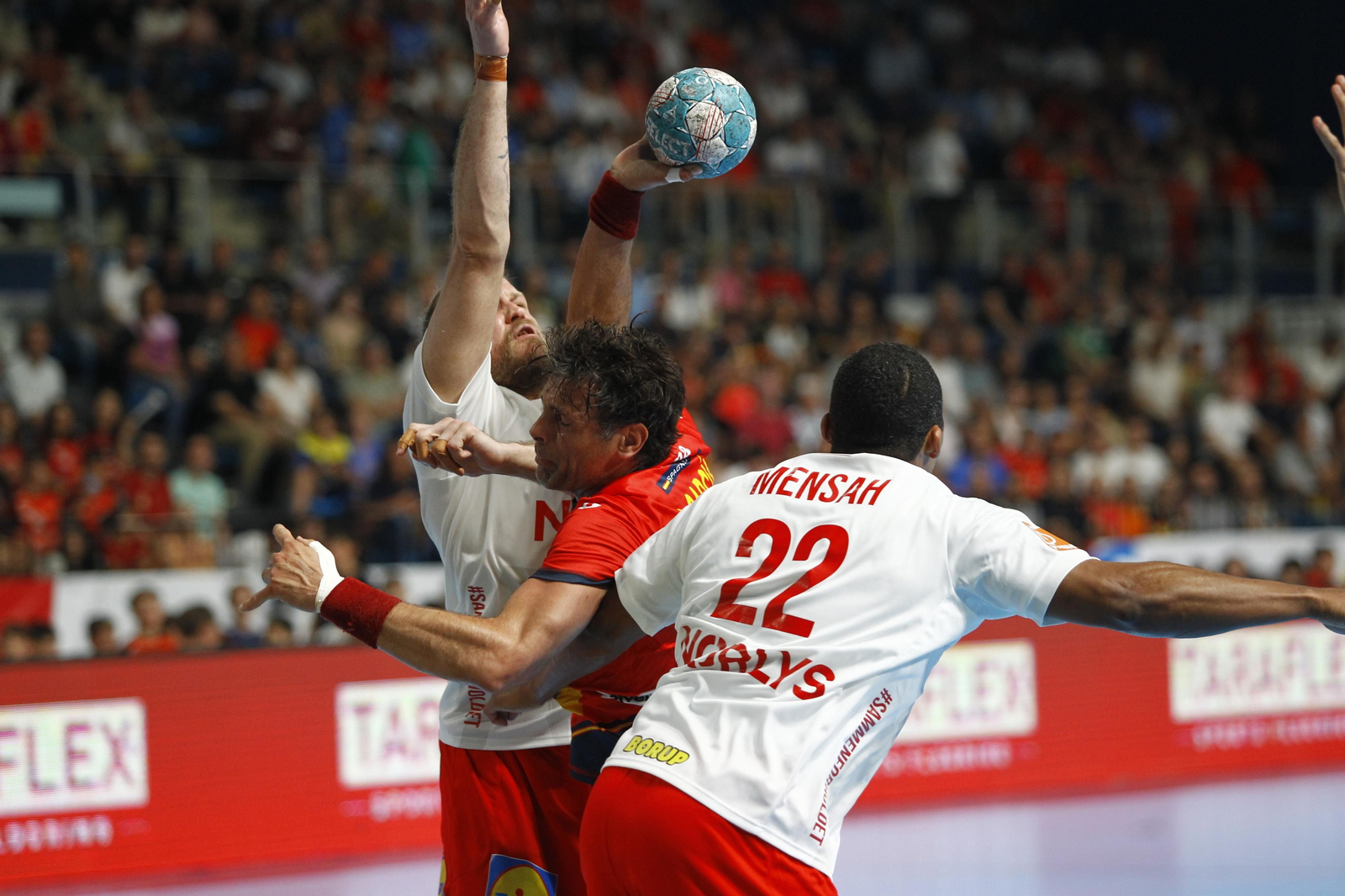 Imágenes del España-Dinamarca de la EHF Euro Cup de balonmano, en Almería