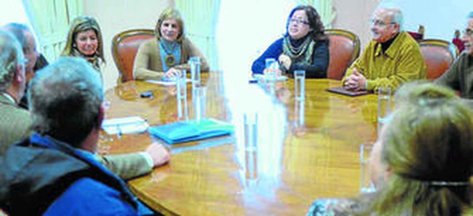 La alcaldesa y las delegadas, en la reunión que mantuvieron ayer con responsables de Manos Unidas.