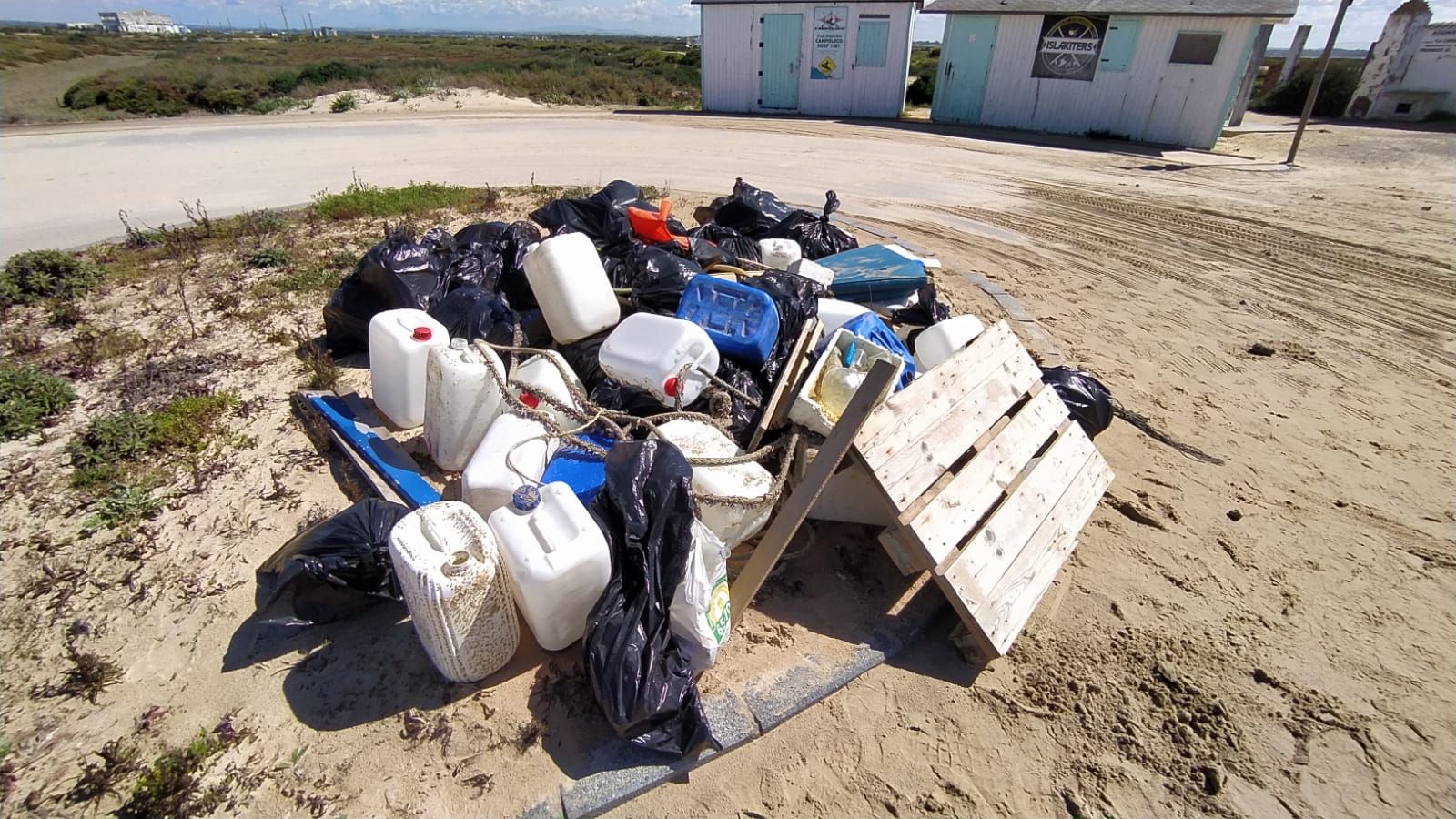 Basura retirada en la playa de Camposoto el pasado sábado