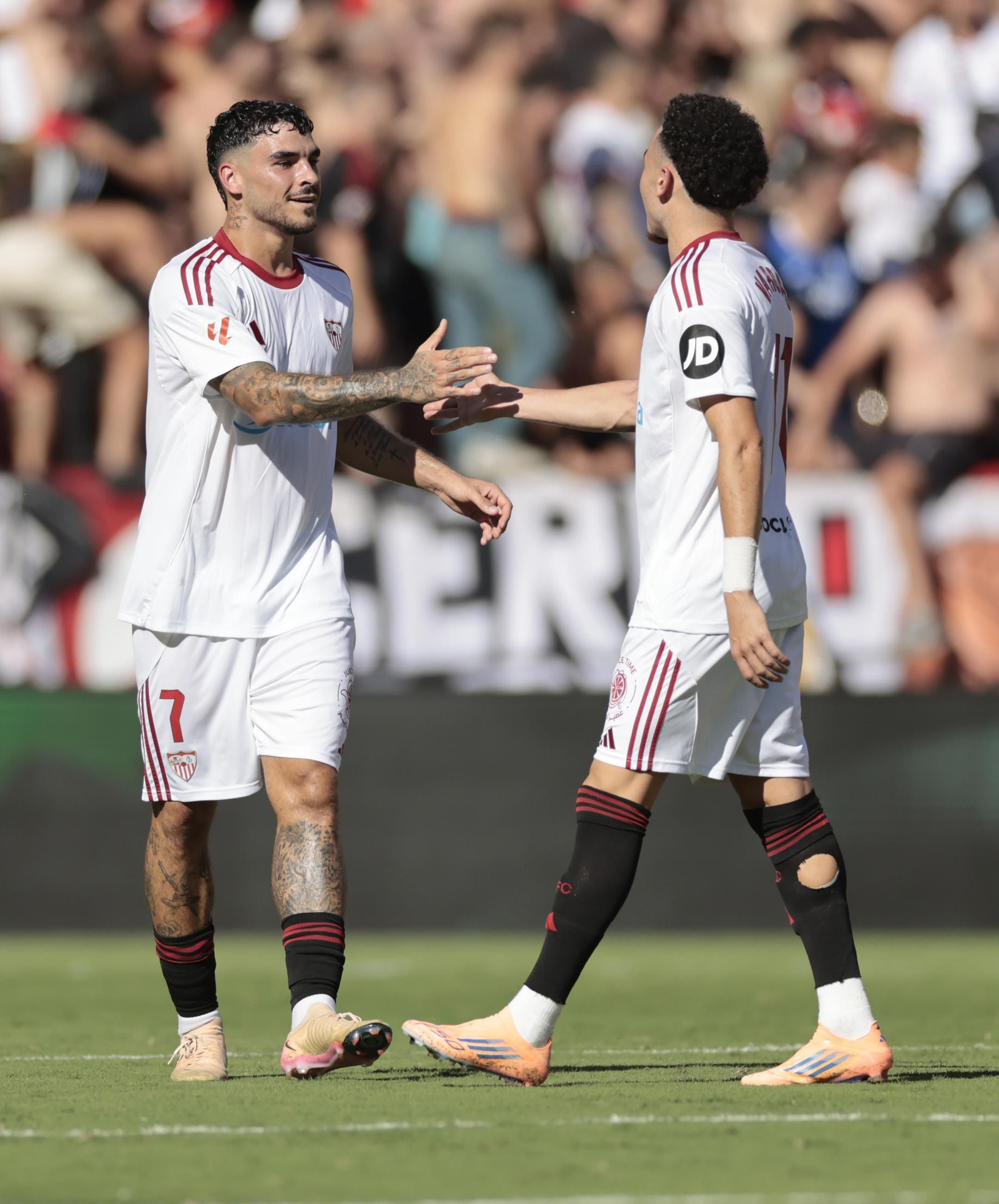 Isaac le agradece el pase del 2-0.